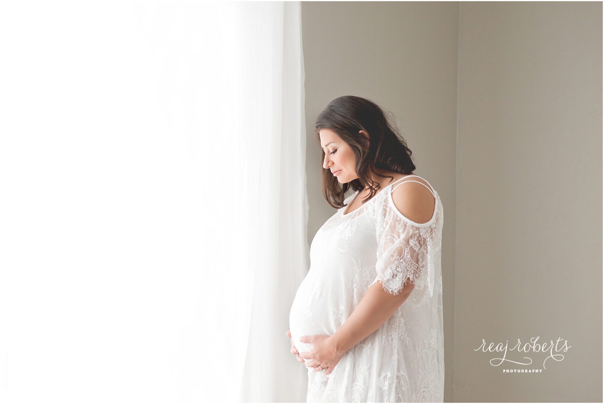 Indoor maternity photos | Chandler Maternity Photographer | Reaj Roberts Photography