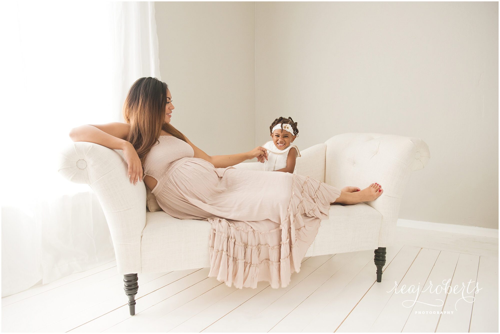 Pregnancy photos on sofa | Chandler, AZ | Reaj Roberts Photography