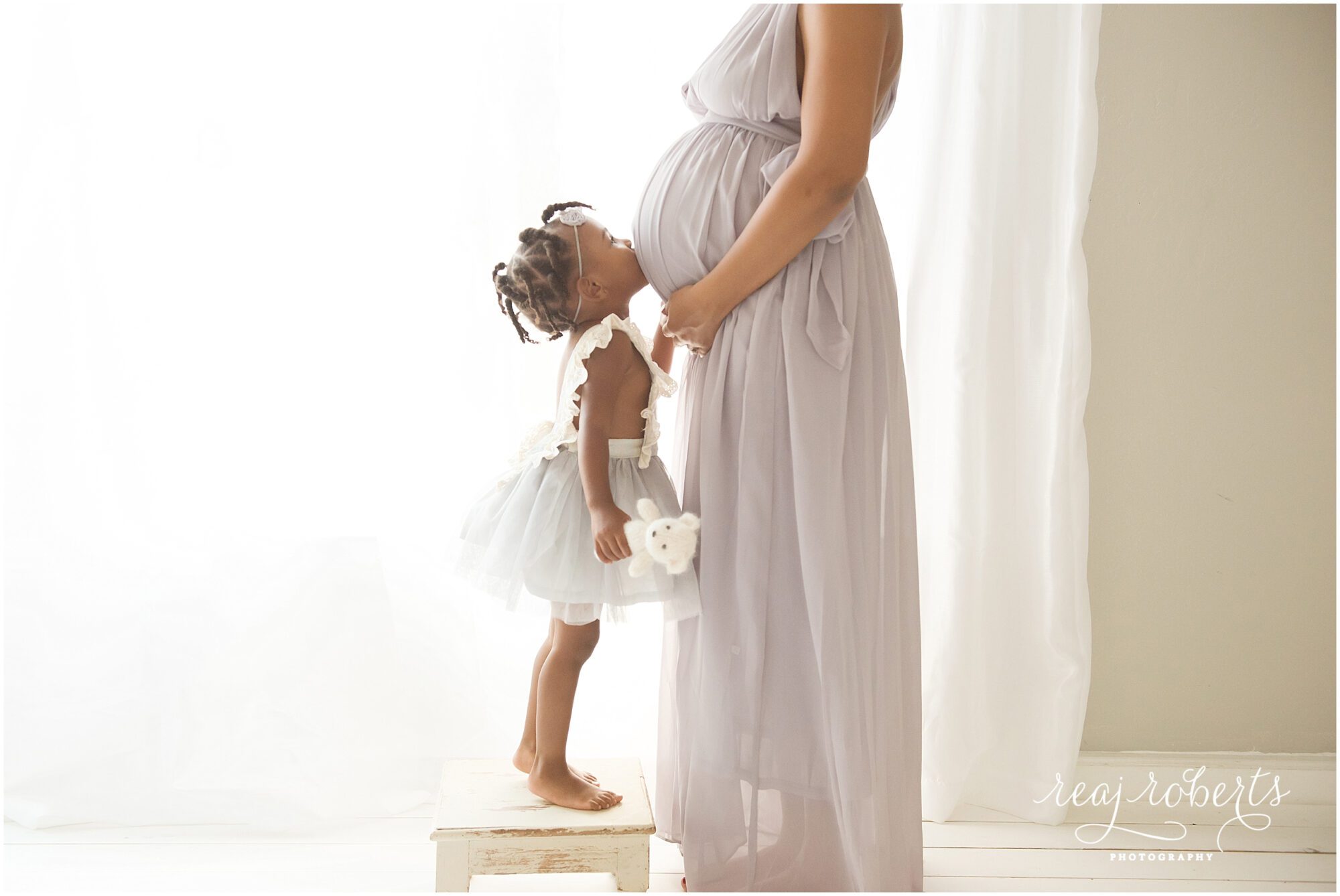 Pregnancy photos with siblings | Chandler Maternity Photographer | Reaj Roberts Photography