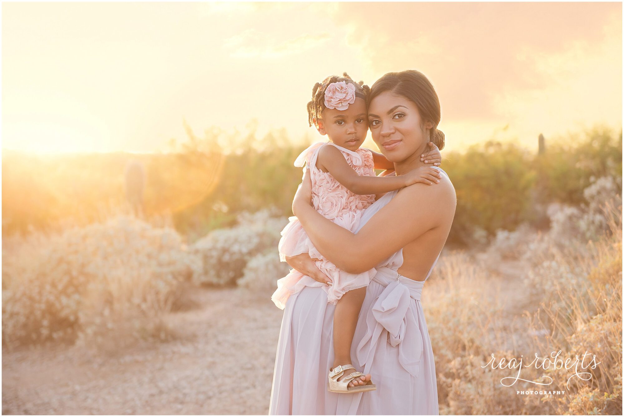 Maternity photos with older sibling | Reaj Roberts Photography | Chandler, Arizona
