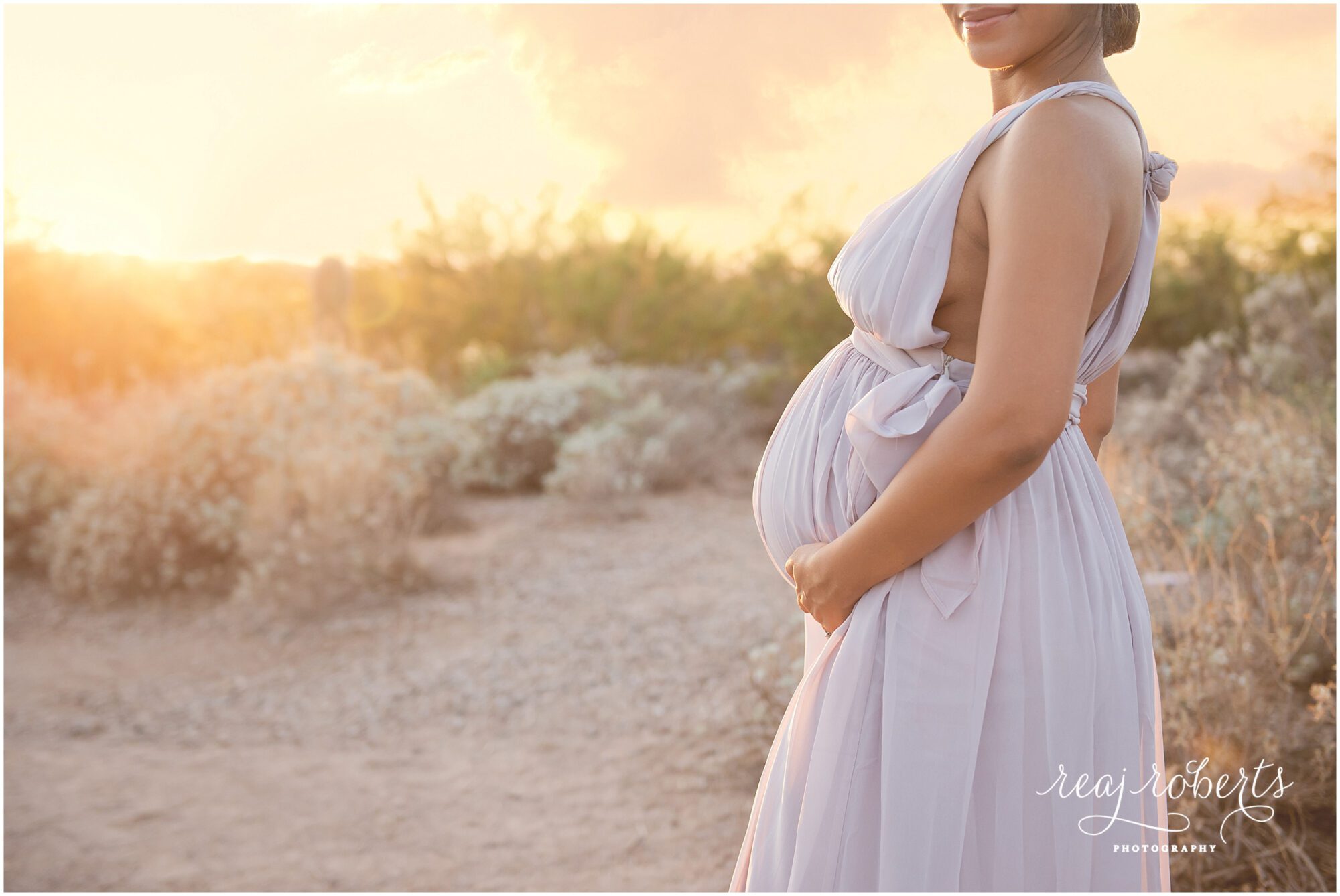 Desert sunset maternity session | Reaj Roberts Photography
