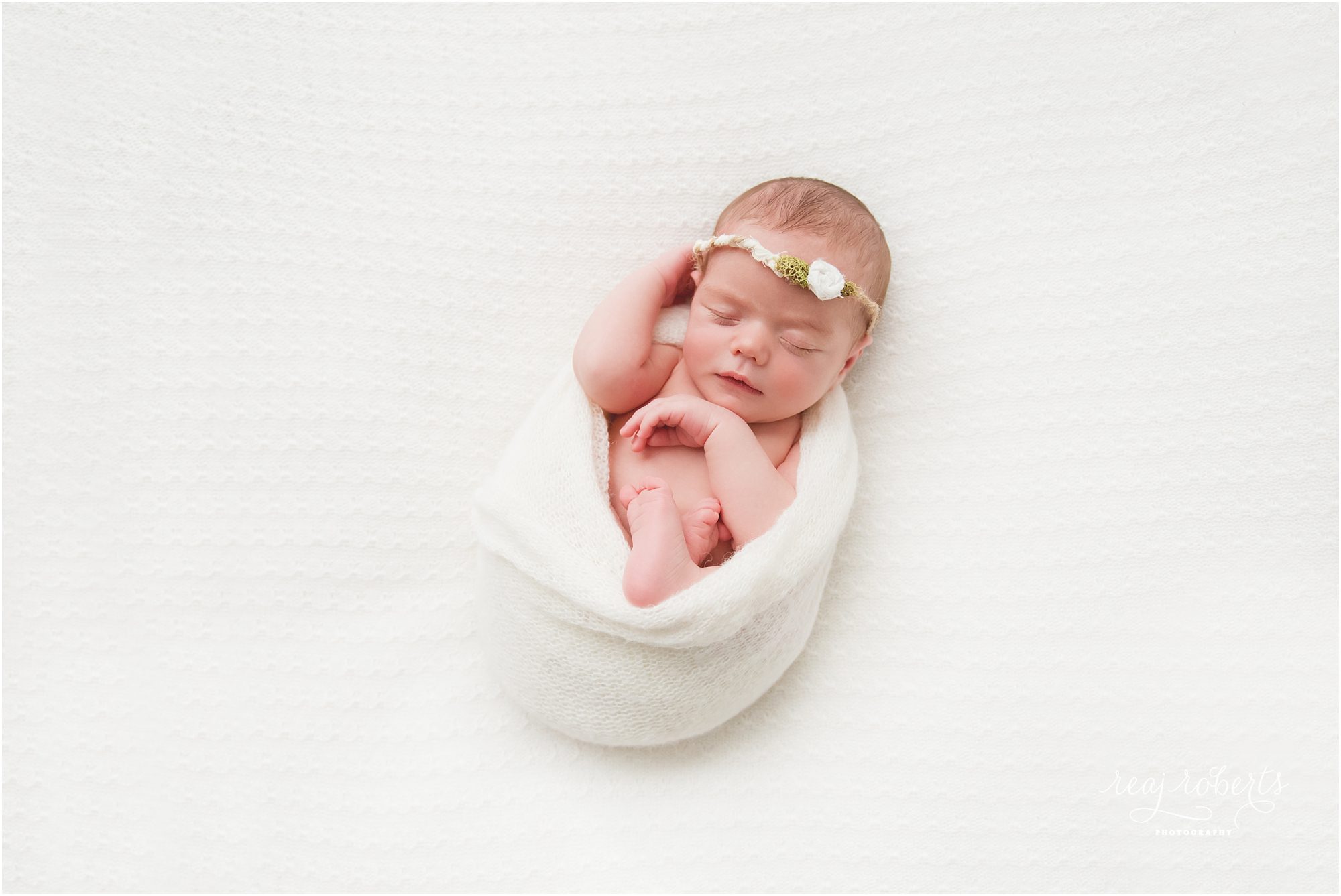 Newborn photo baby wrapped in white | © Reaj Roberts Photography | Chandler, Arizona