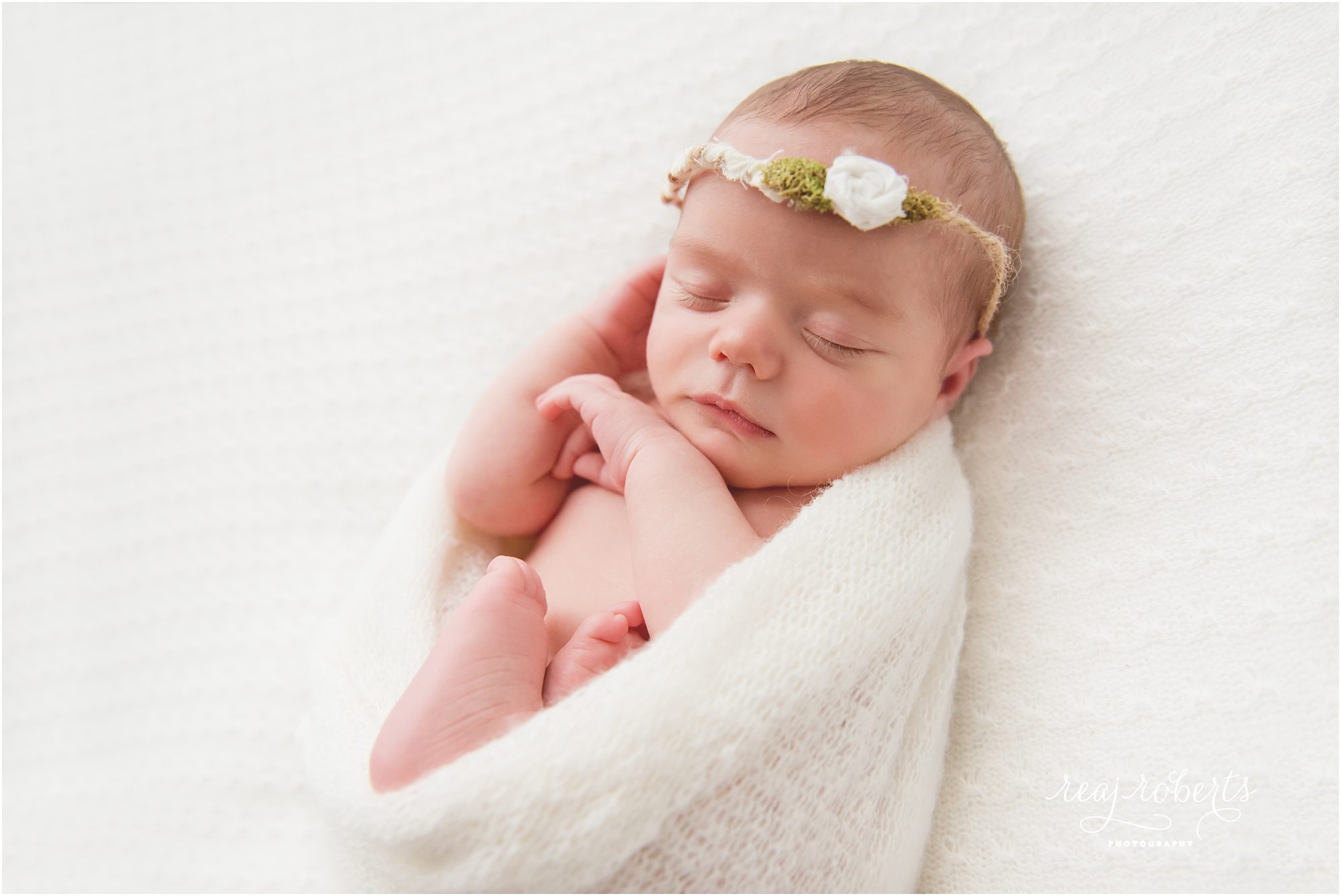 Newborn portrait wrapped in white | © Reaj Roberts Photography | Chandler, Arizona