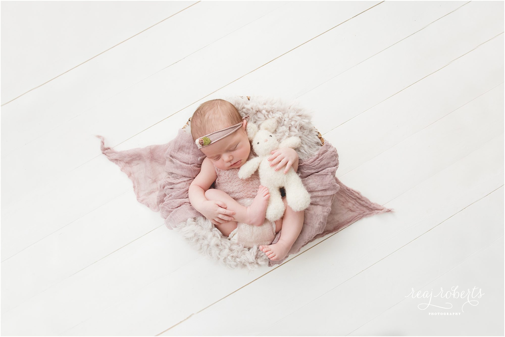Newborn photos baby in basket | © Reaj Roberts Photography | Chandler, Arizona