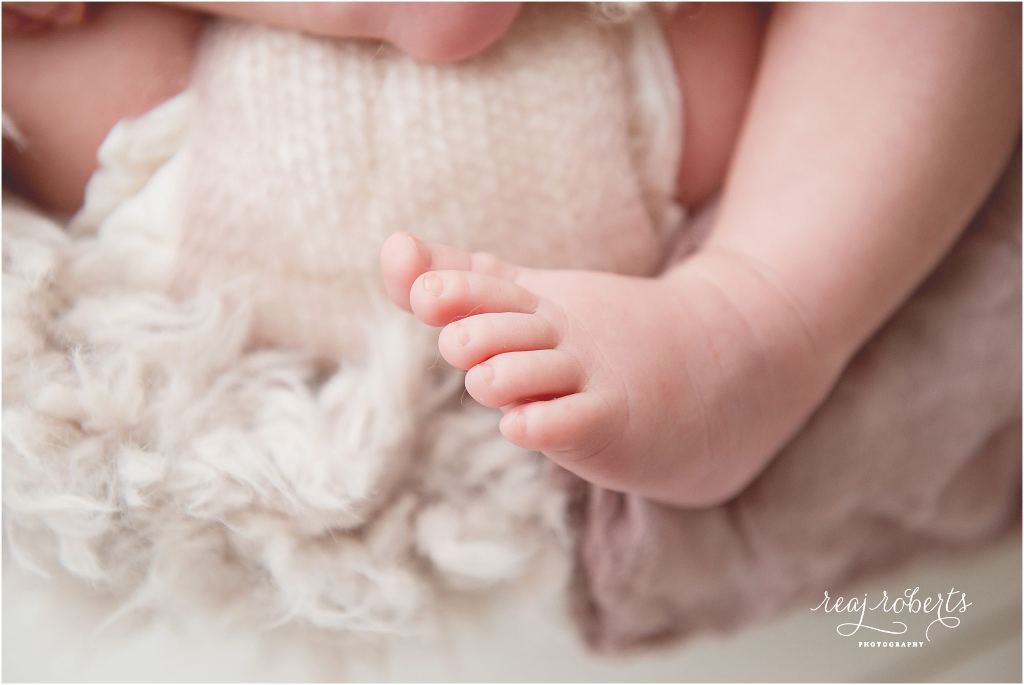 Newborn photos baby toes | © Reaj Roberts Photography | Chandler, Arizona