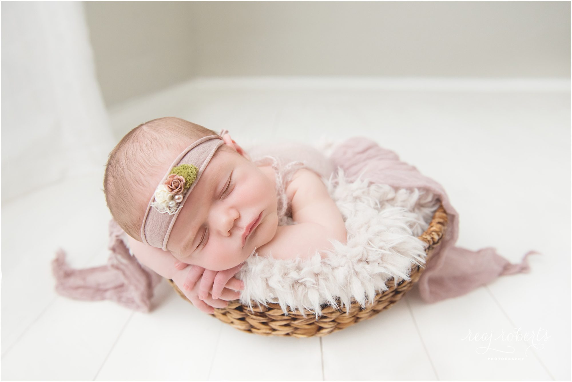Newborn photo baby in basket | © Reaj Roberts Photography | Chandler, Arizona