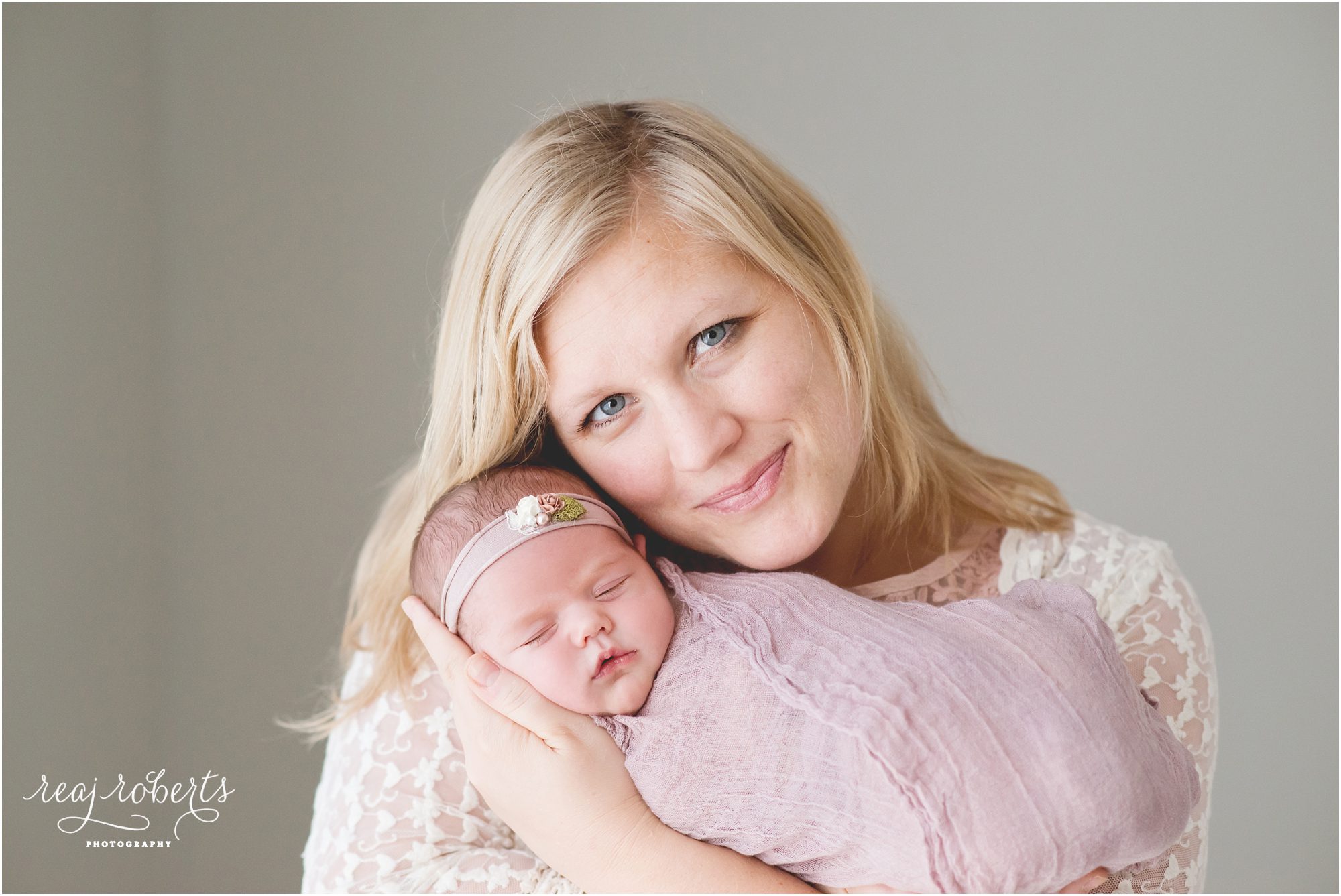 Newborn photos with mom | © Reaj Roberts Photography | Chandler, Arizona