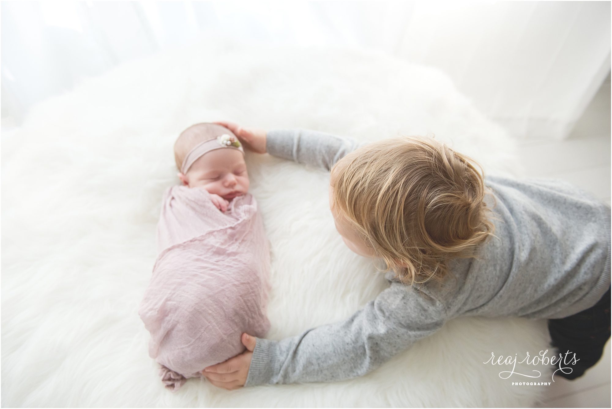 Newborn Photos with Sibling | © Reaj Roberts Photography | Chandler, Arizona