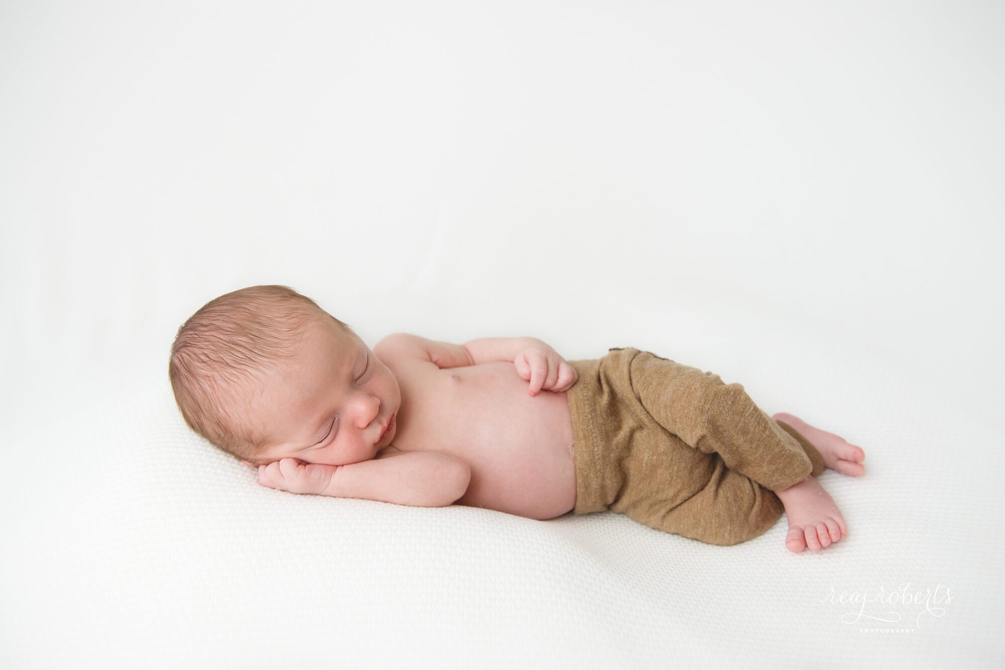Newborn side-laying pose | Reaj Roberts Photography | Chandler area photographer