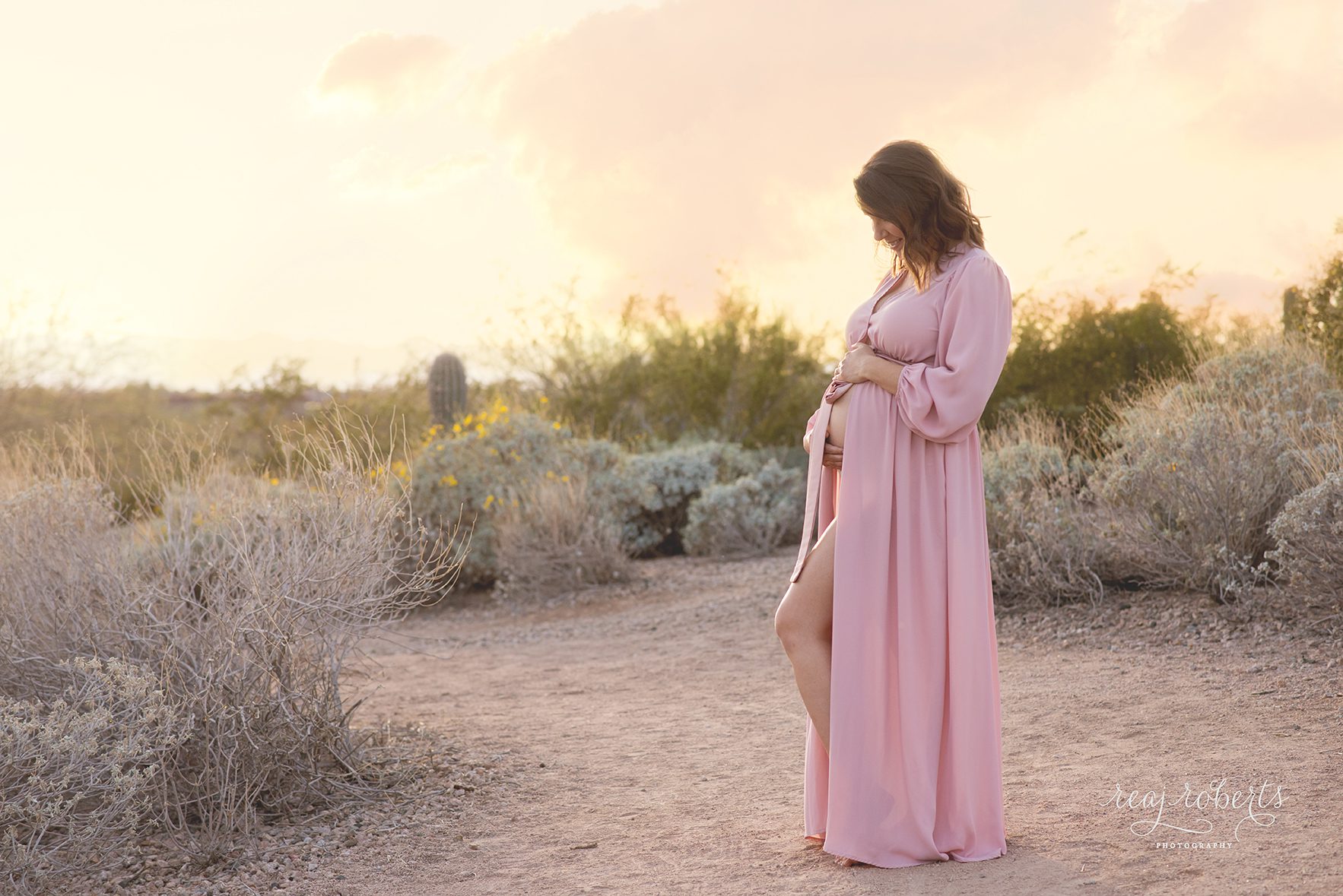 Romantic desert sunset maternity photos | Reaj Roberts Photography