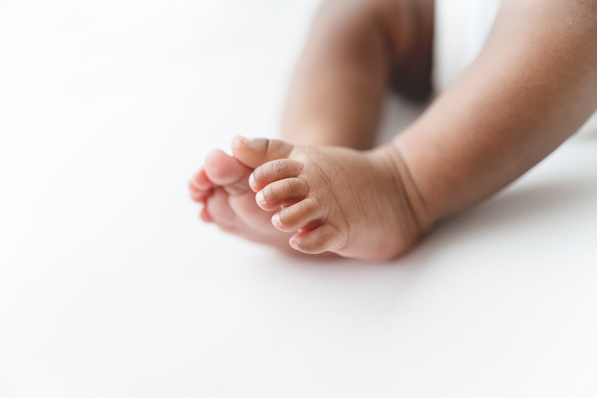 Reaj Roberts Photography Scottsdale newborn photographer baby toes