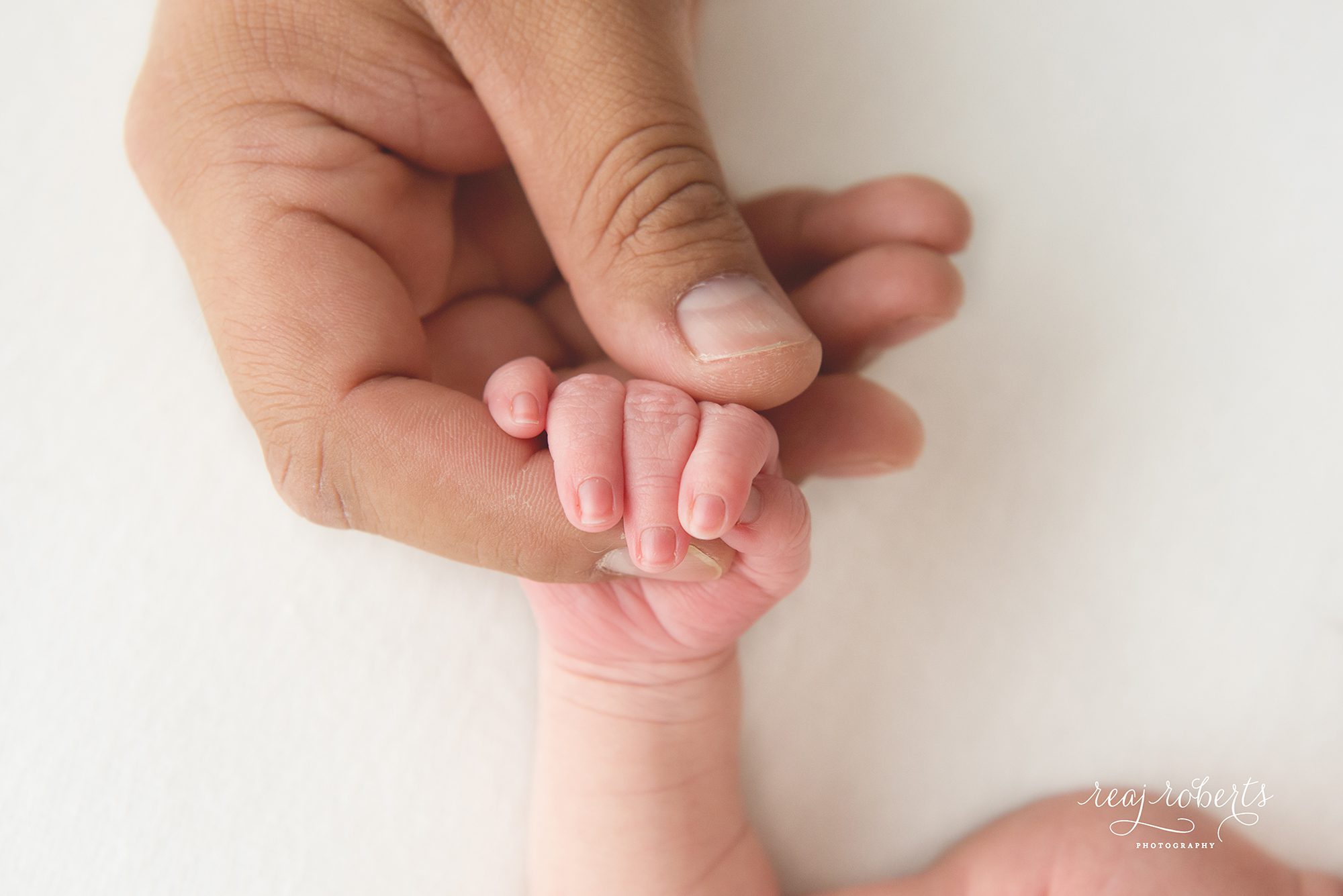Newborn Baby Hands & Fingers | Reaj Roberts Photography