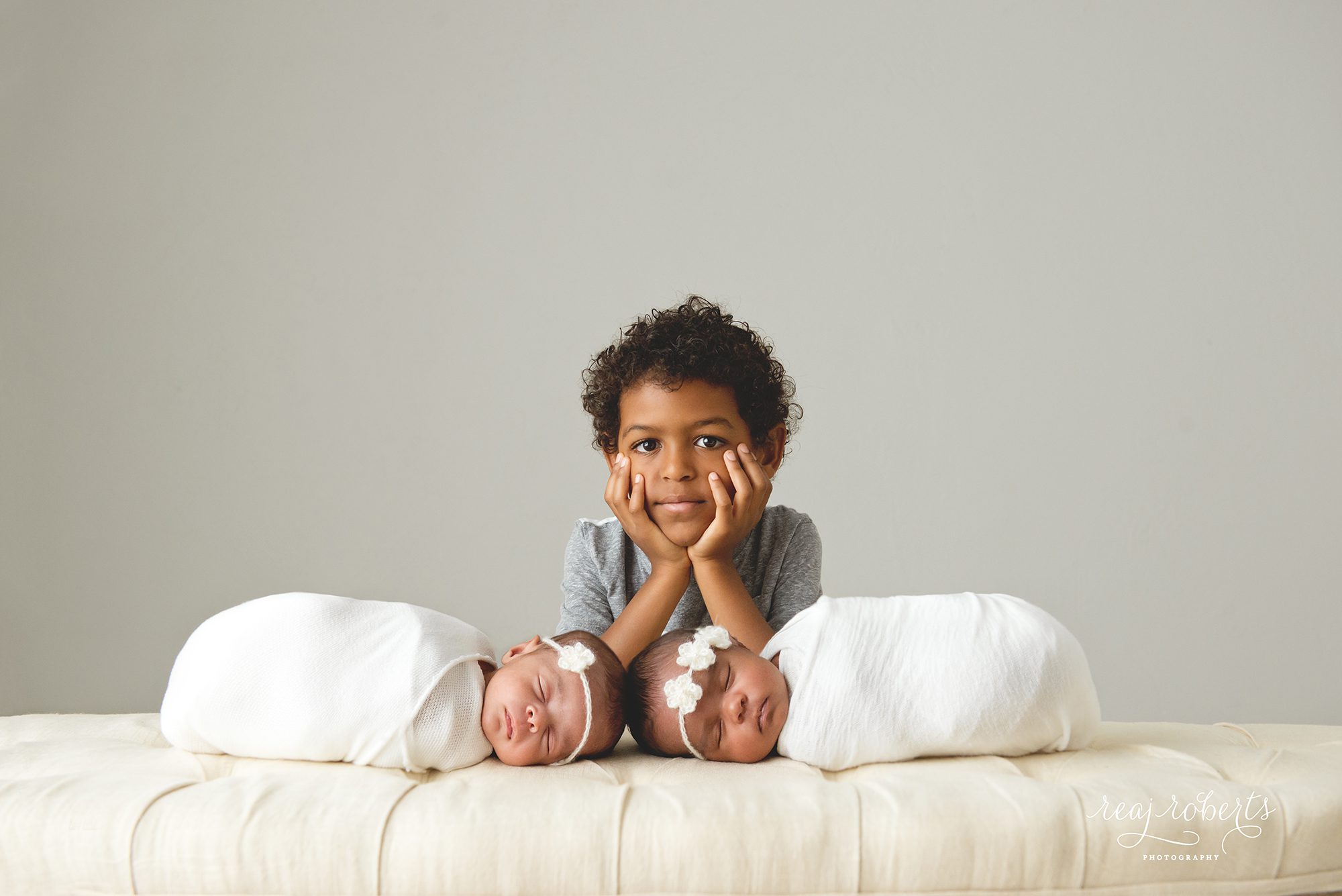 newborn twin photos with older sibling | Reaj Roberts Photography