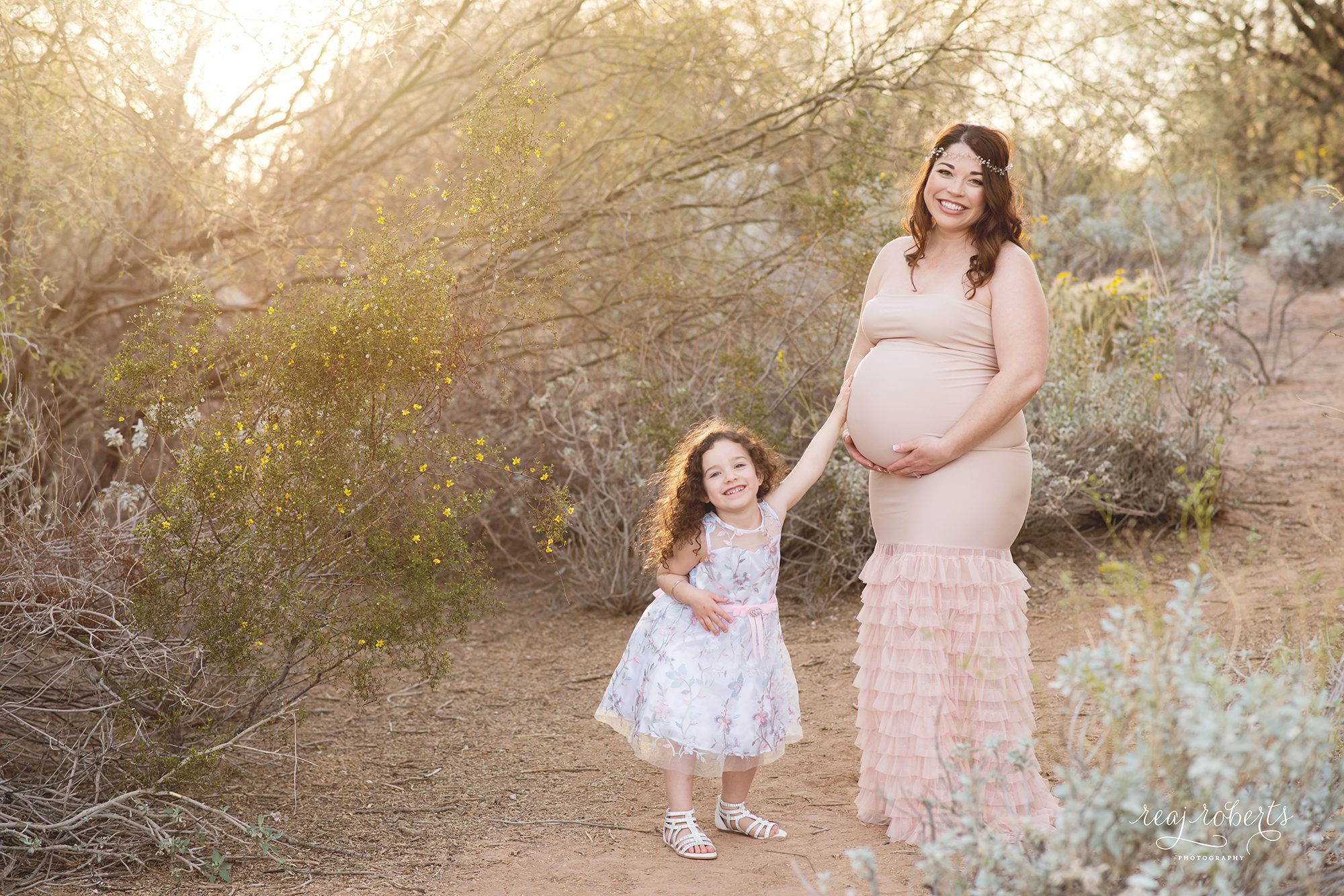 Desert maternity photos with big sister