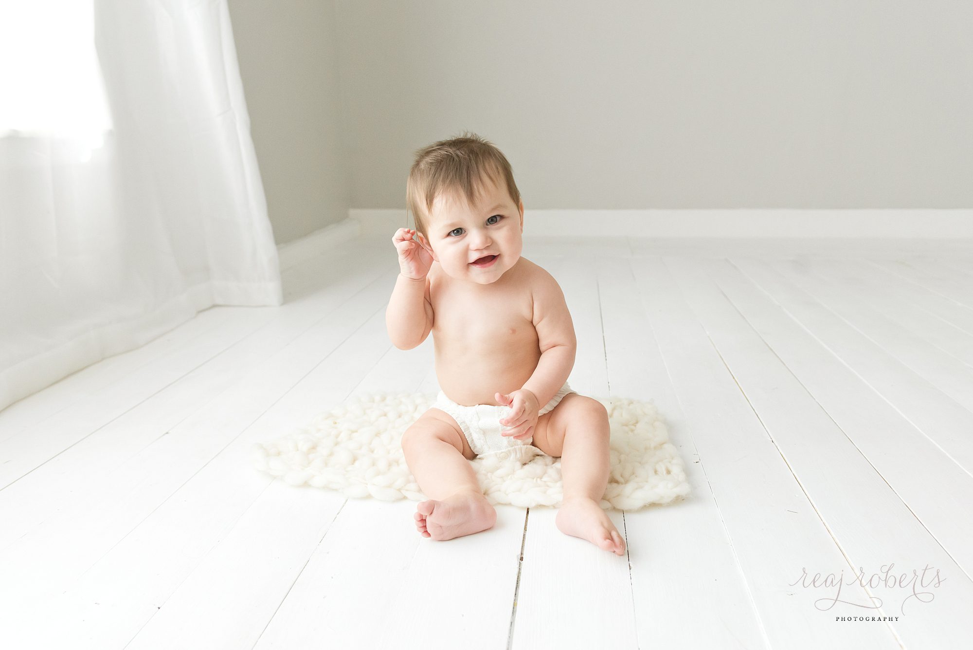 Chandler baby photographer | Reaj Roberts Photography | baby boy sitting up smiling