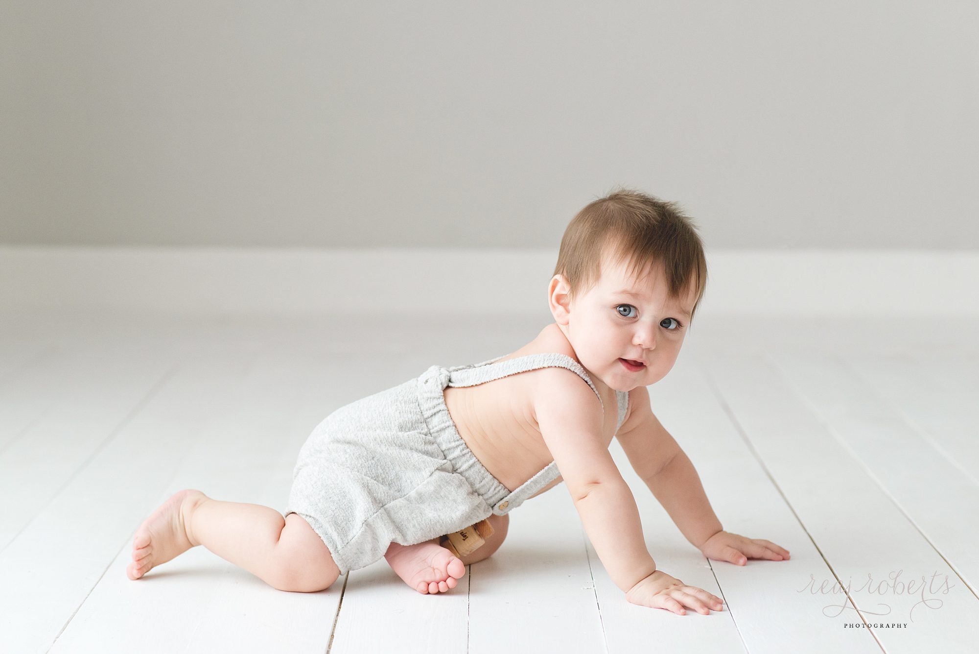 Phoenix baby photographer | Reaj Roberts Photography | cute baby boy photos crawling