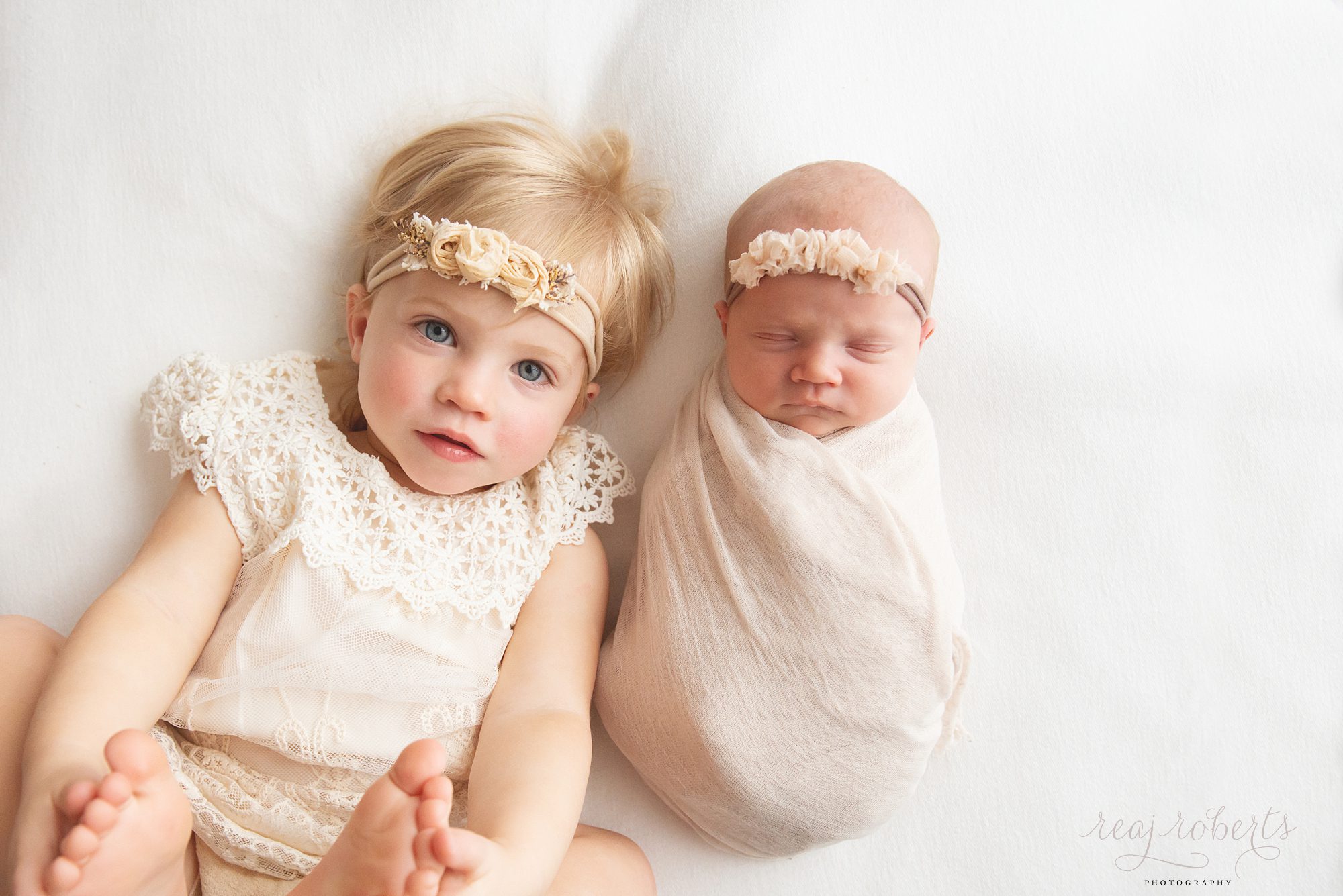 Newborn with sibling photography | Reaj Roberts Photography