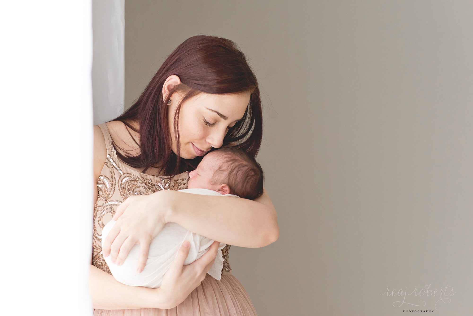 motherhood photography newborn with mom | Reaj Roberts Photography | Maricopa, AZ