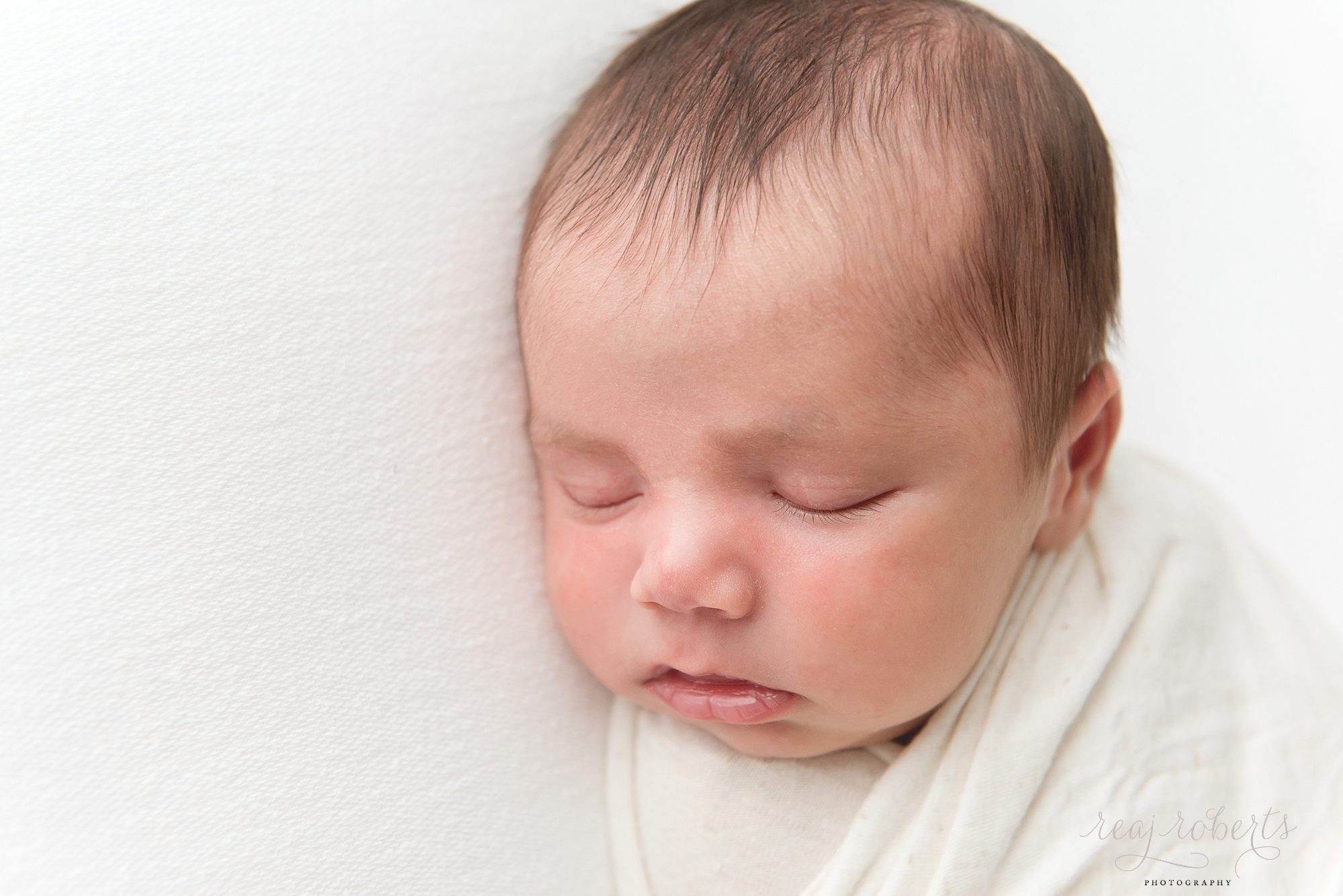 minimalistic newborn photos | Reaj Roberts Photography | Chandler, Arizona