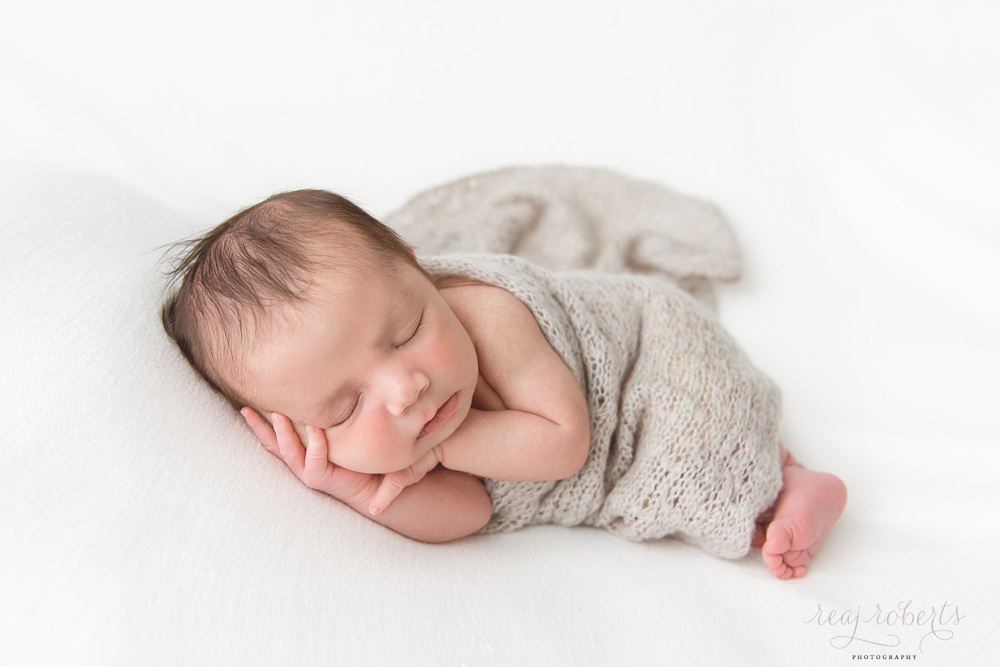 minimalistic newborn photos | Reaj Roberts Photography | Chandler, Arizona