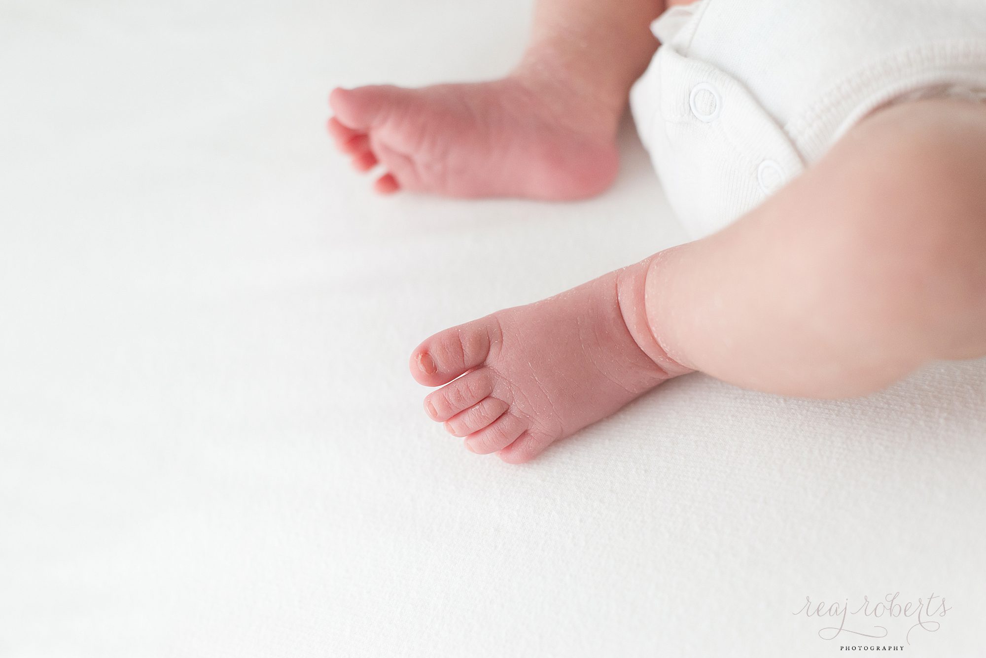 Phoenix Baby Photographer | Reaj Roberts Photography | newborn baby toes feet