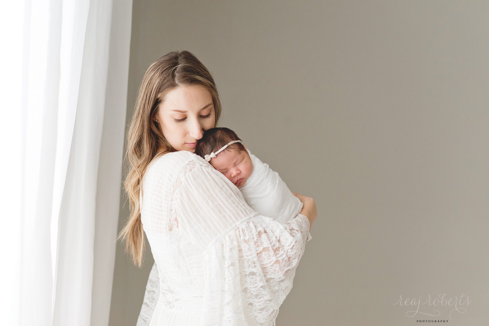 Phoenix Baby Photographer | Reaj Roberts Photography | sweet newborn smells with momma