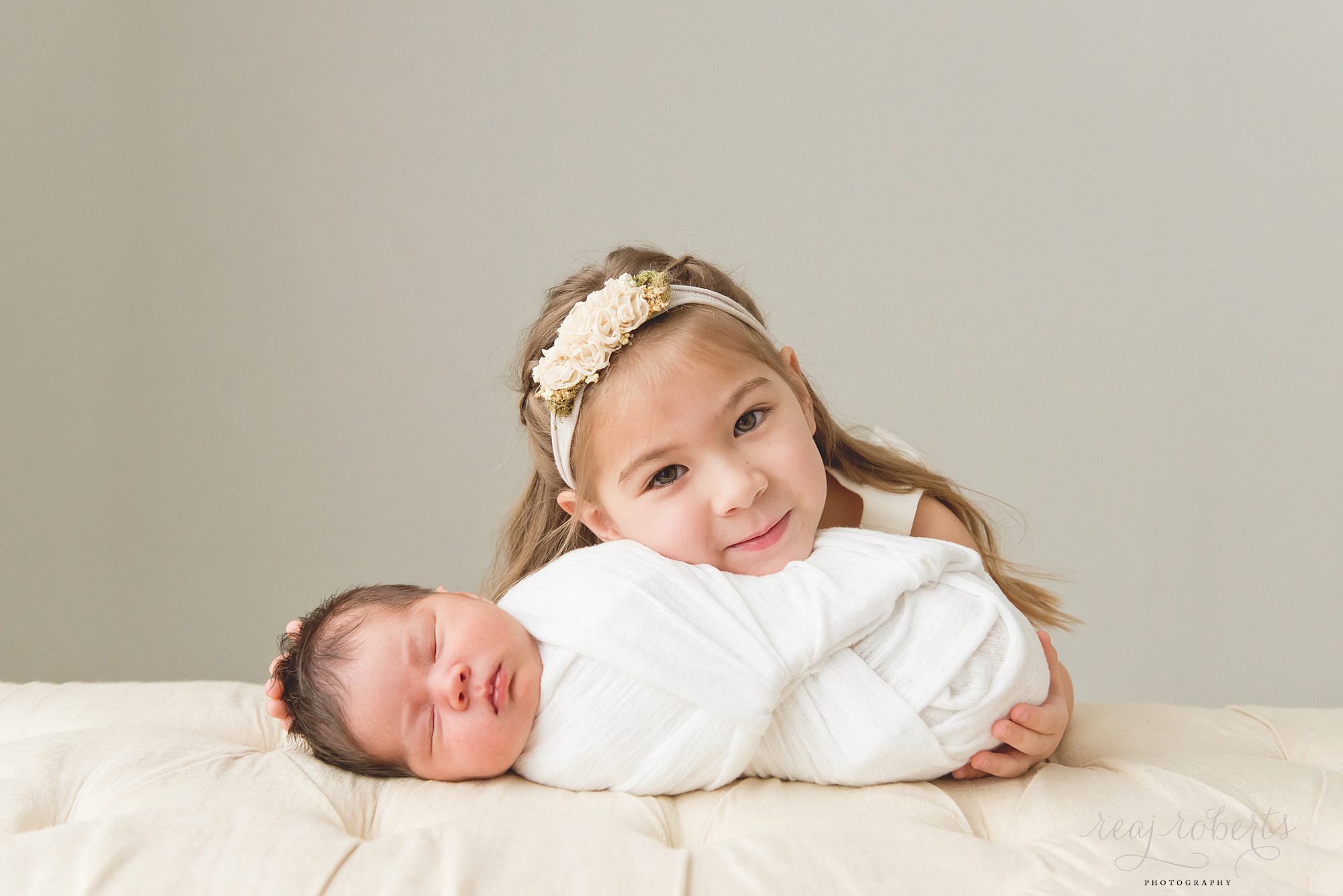 Chandler Baby Photographer | Reaj Roberts Photography | big sister and baby newborn