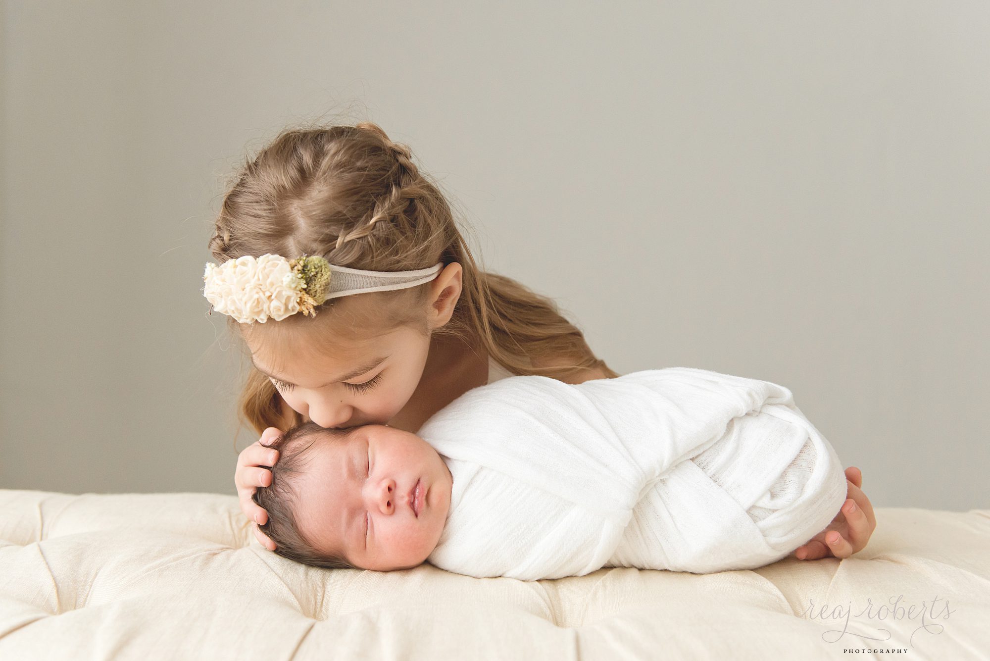 Chandler Baby Photographer | Reaj Roberts Photography | siblings photos with big sister kissing newborn