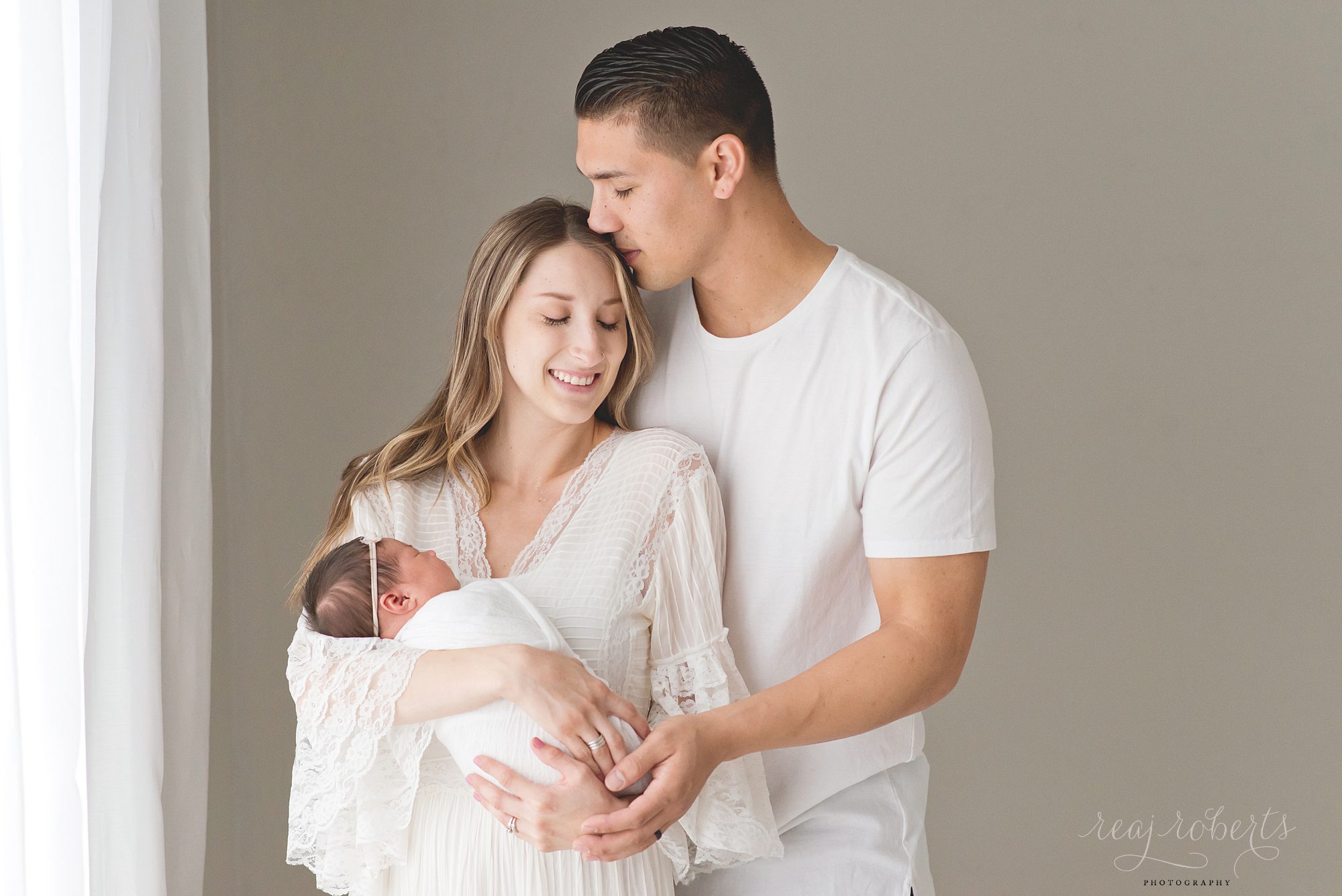 Phoenix Baby Photographer | Reaj Roberts Photography | newborn parent pose