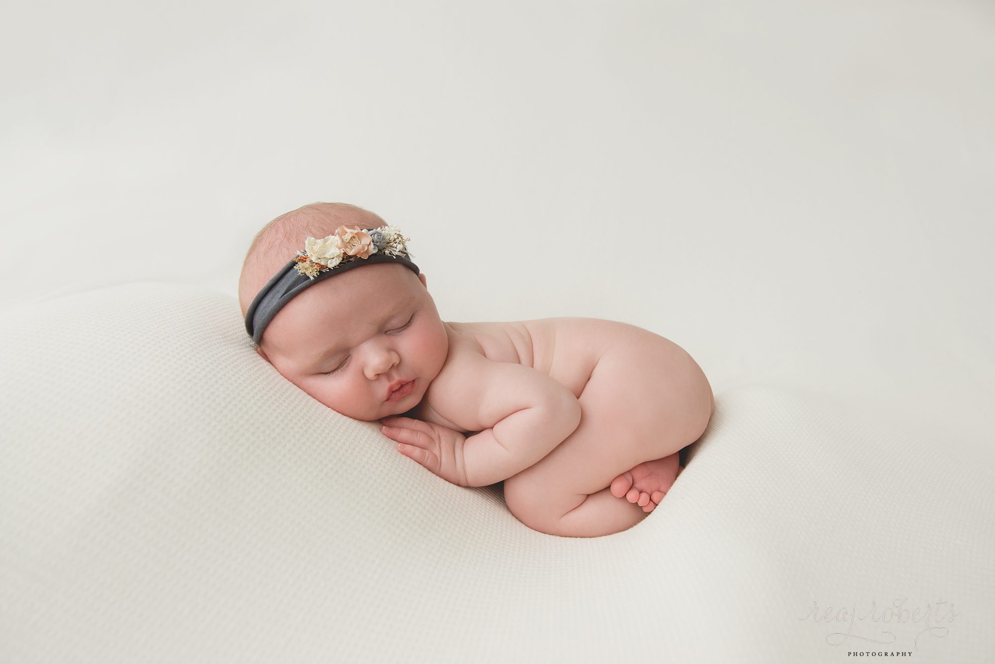 Squishy newborn baby girl photo tushy up pose | Reaj Roberts Photography