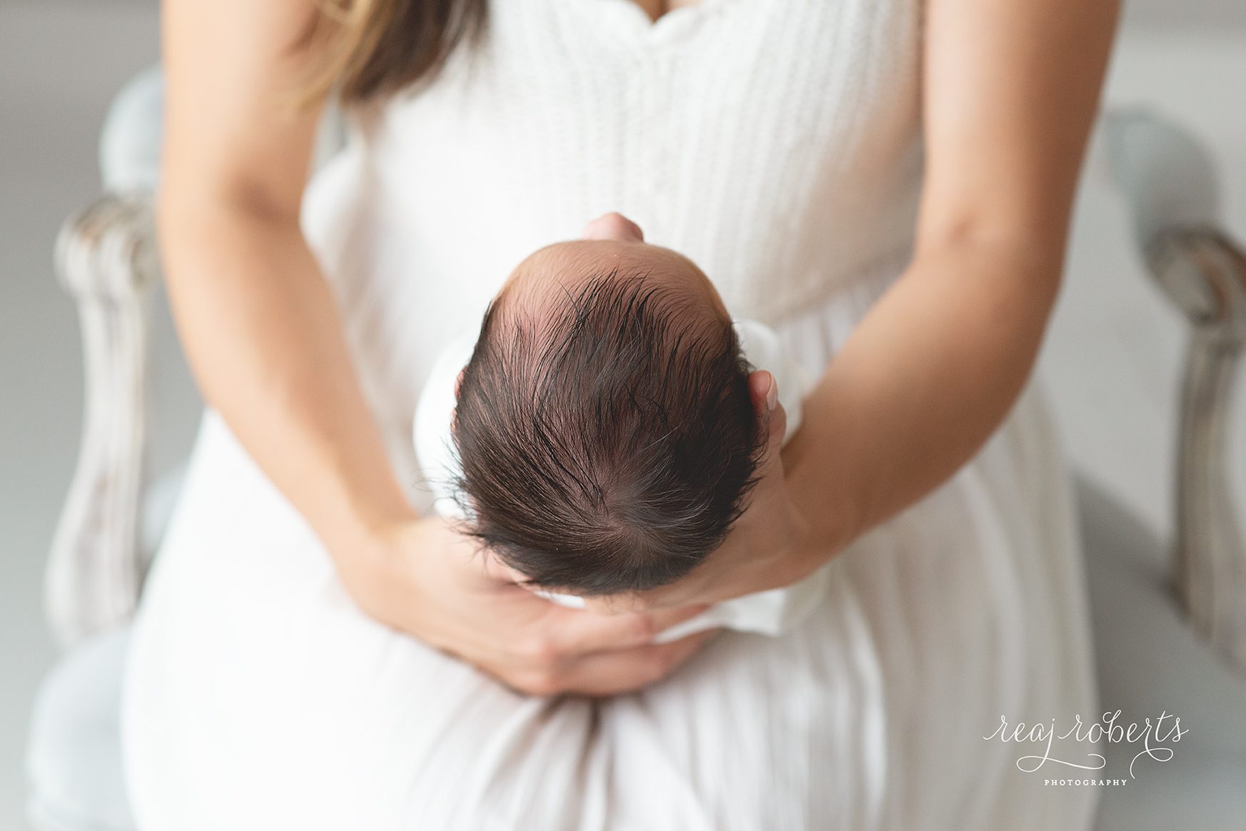 simple newborn photo ideas with mom holding baby | Reaj Roberts Photography