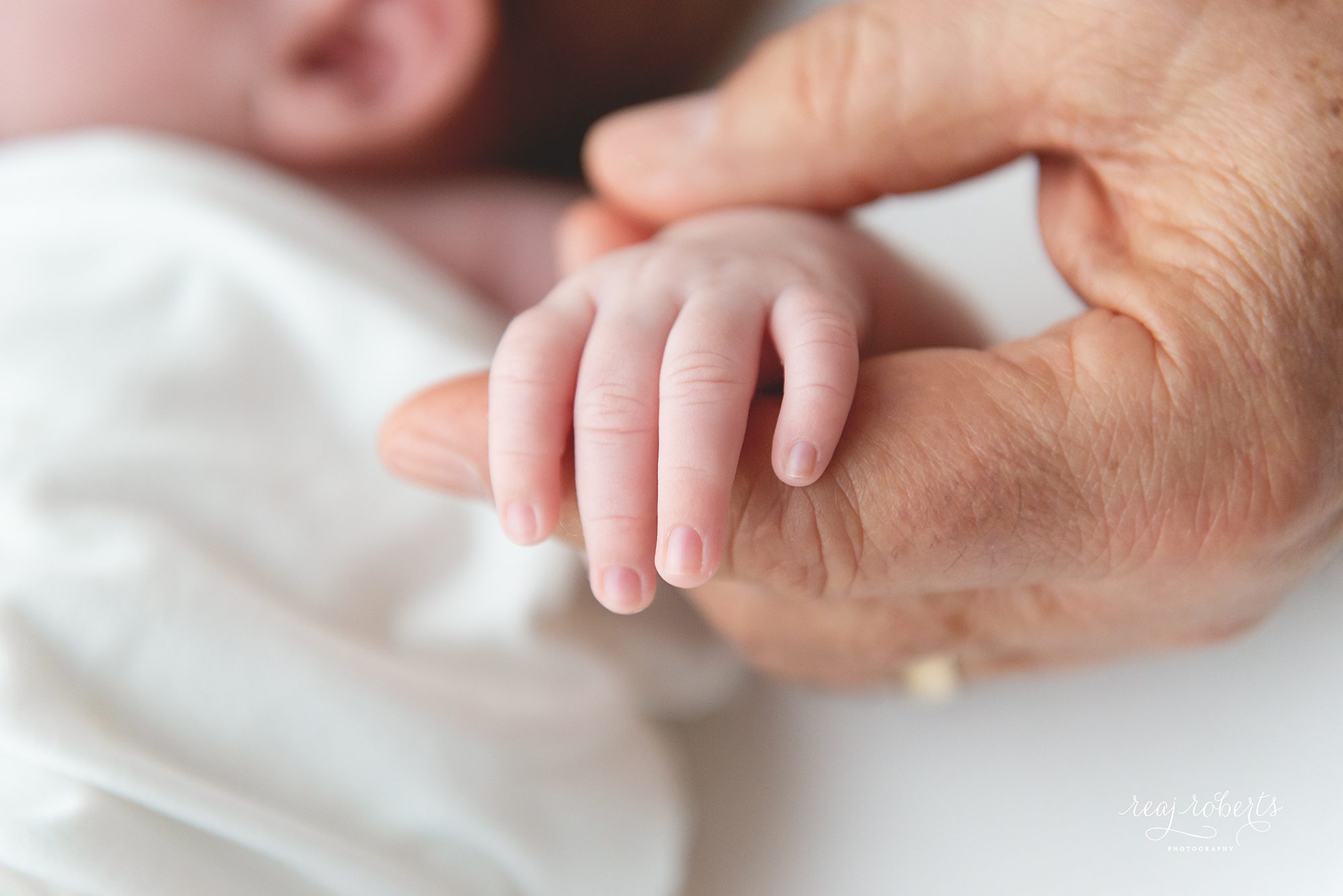 Simple, natural, newborn photos, baby hands and fingers, details | Phoenix Newborn Photographer | Reaj Roberts Photography