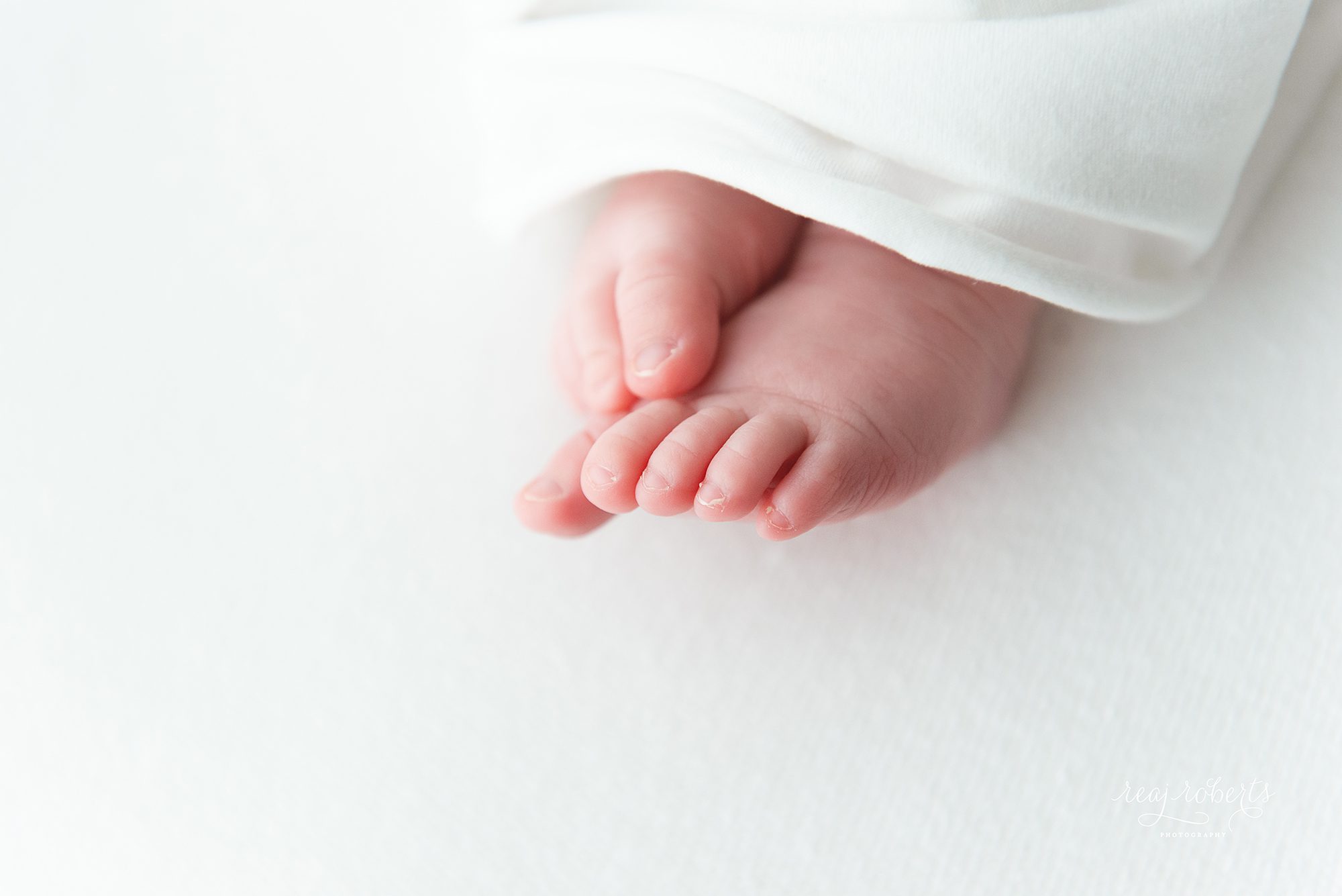 Simple, natural, newborn photos, baby toes | Phoenix Newborn Photographer | Reaj Roberts Photography