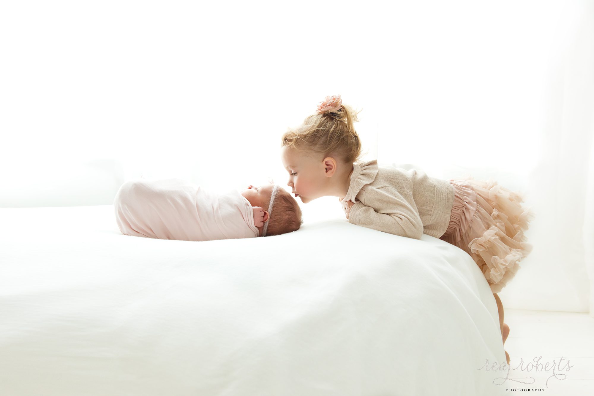 newborn photos with big sister | Chandler Newborn photographer | Reaj Roberts Photography
