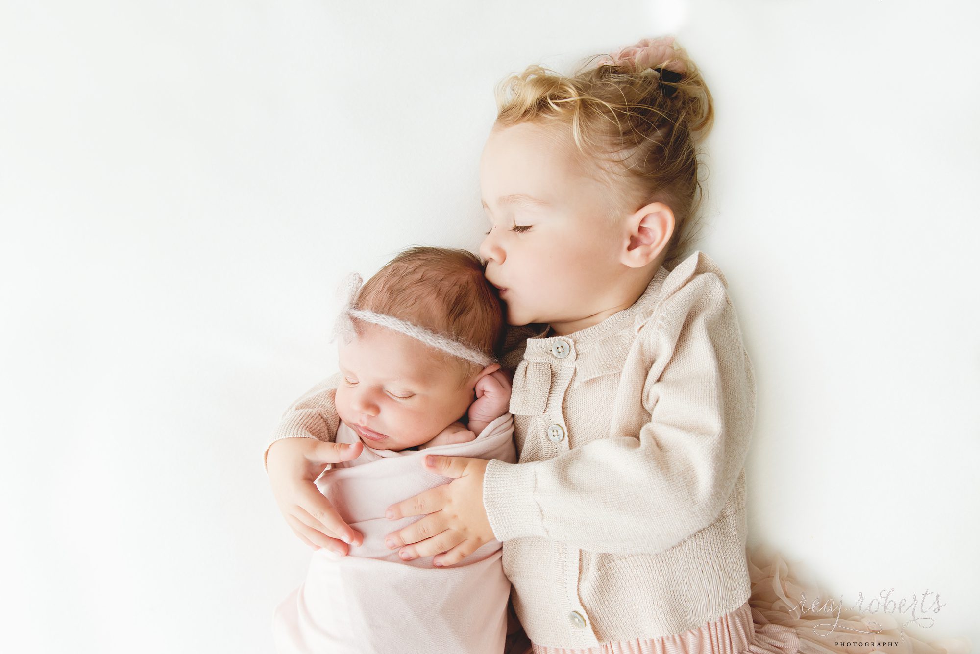newborn photos with big sister kissing | Chandler Newborn photographer | Reaj Roberts Photography