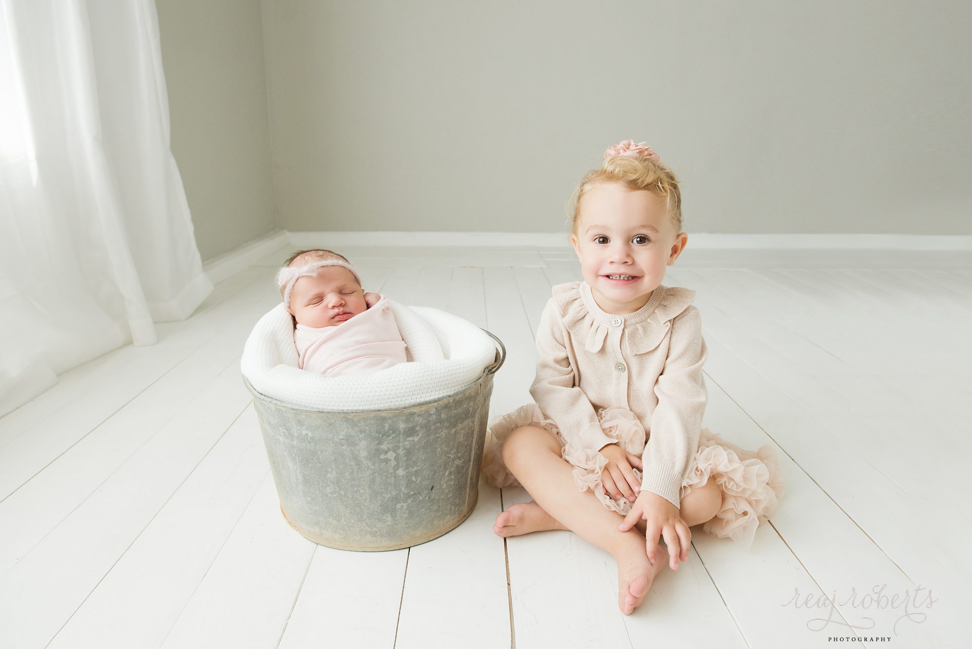 newborn big sister friend | Reaj Roberts Photography