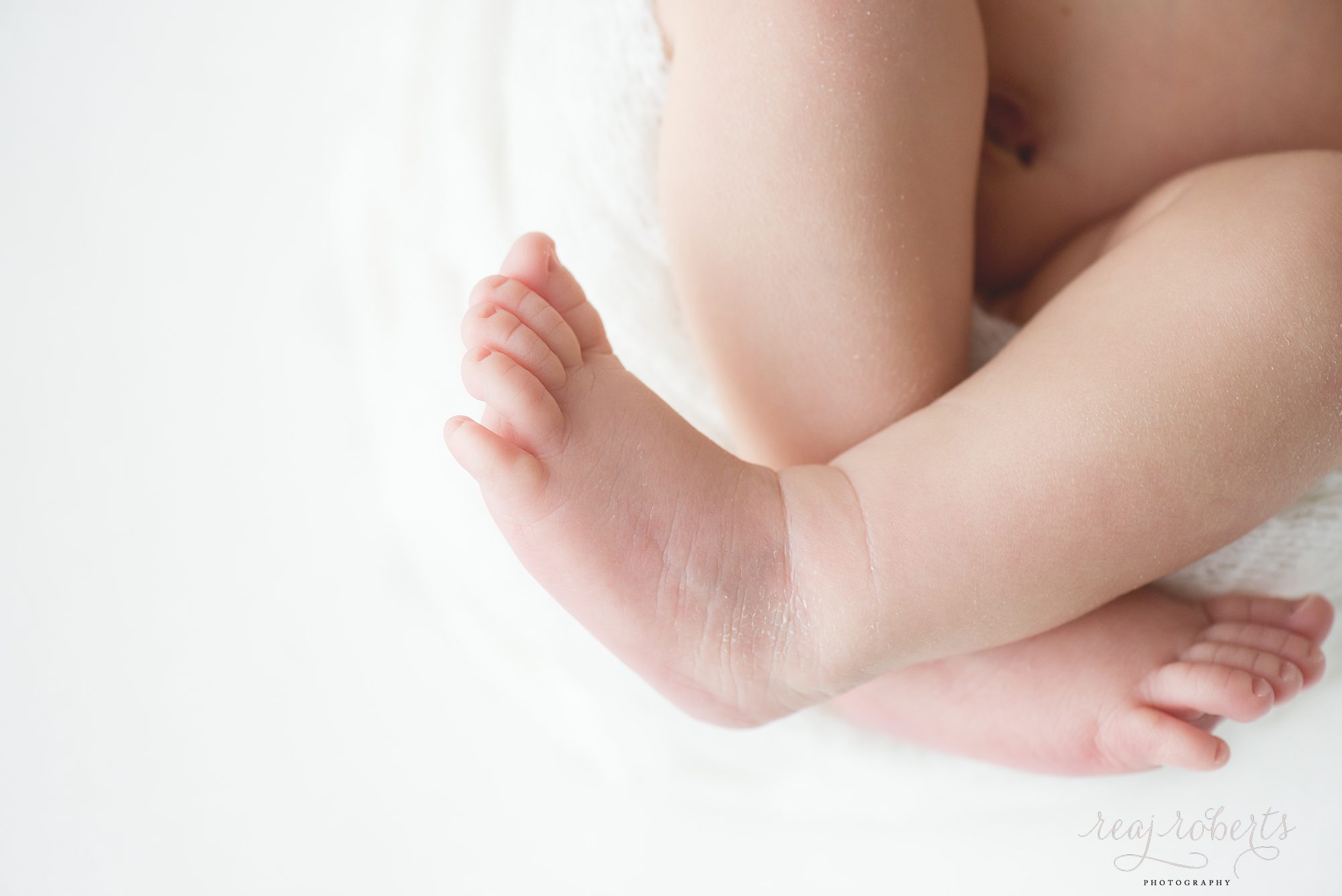 newborn baby feet | Reaj Roberts Photography