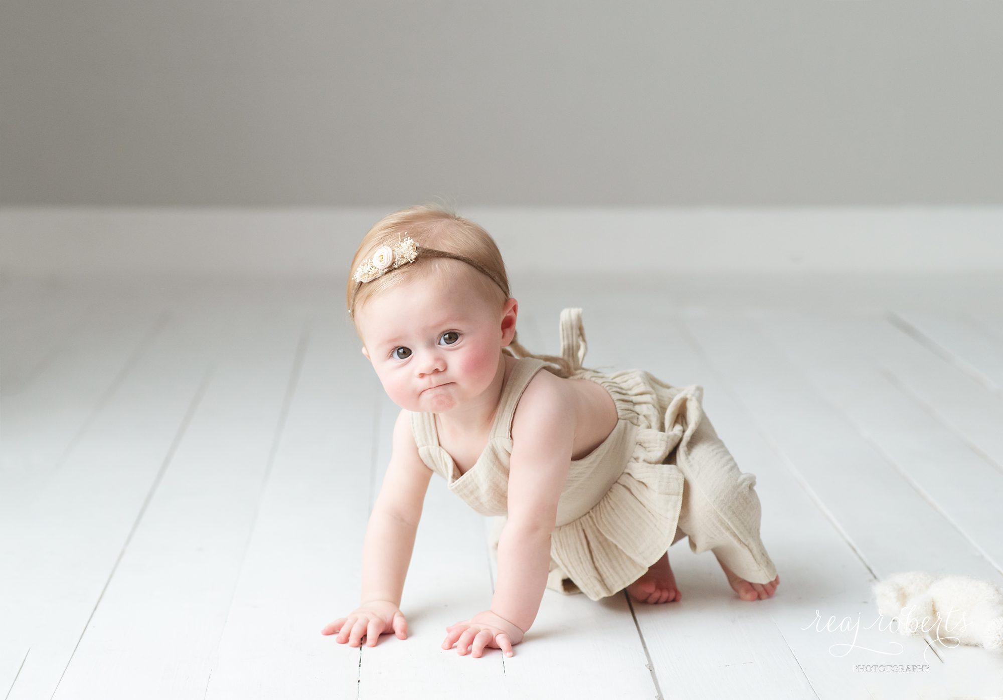 6 month baby crawling photo ideas | Reaj Roberts Photography