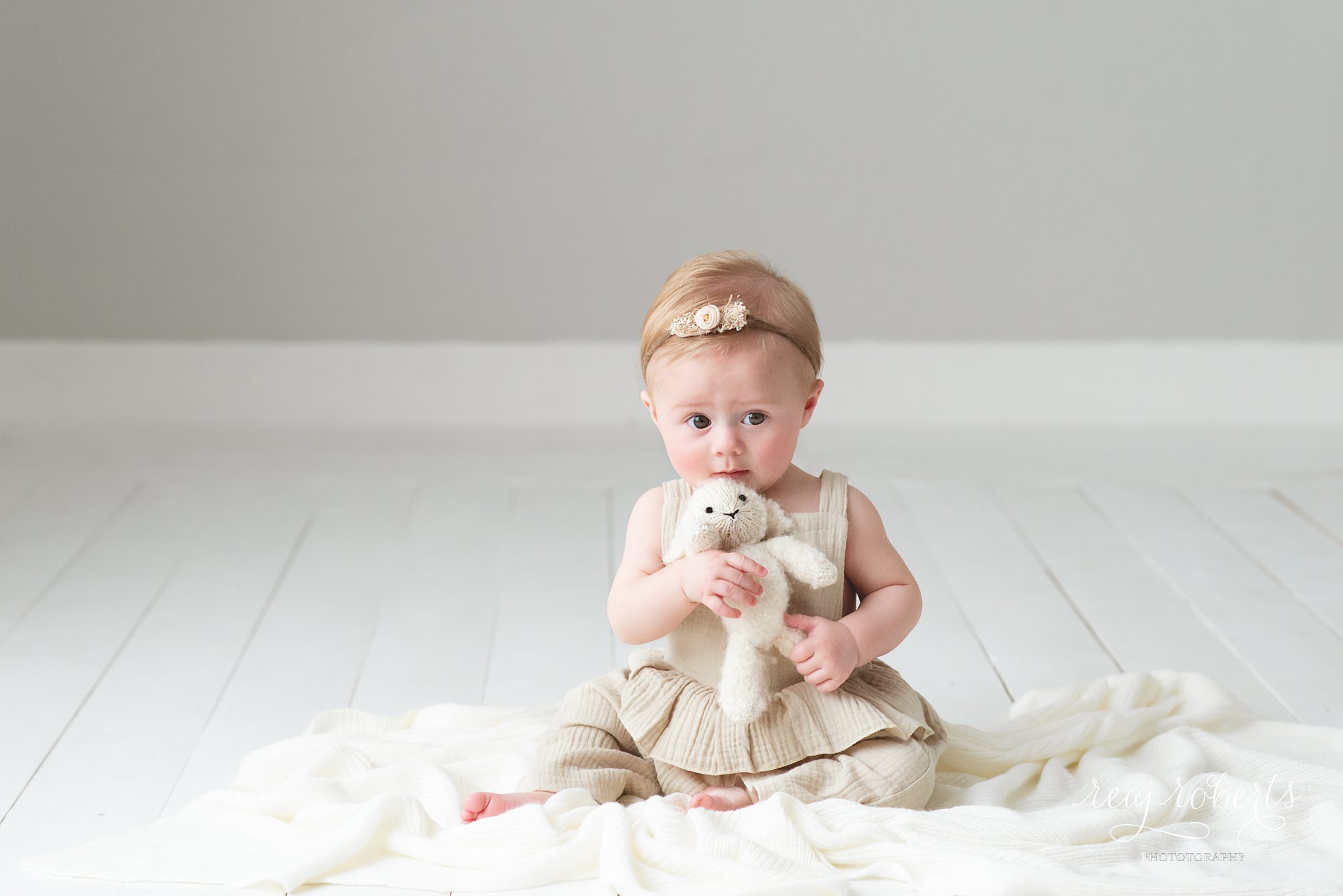 6 month baby photographer with a pure, simple, natural, and organic style | Chandler, Arizona | Reaj Roberts Photography