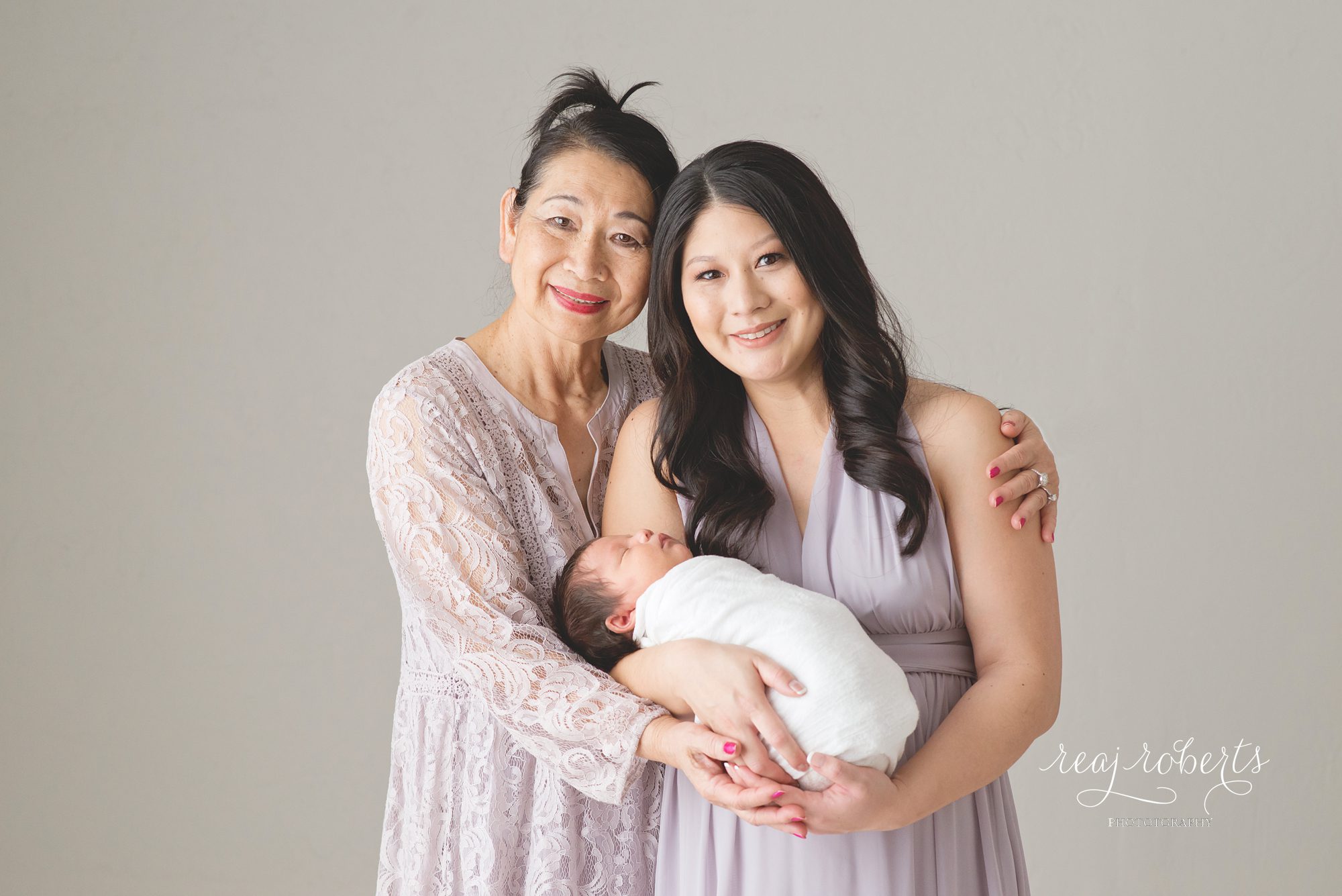 newborn photos with mom and grandma | Reaj Roberts Photography