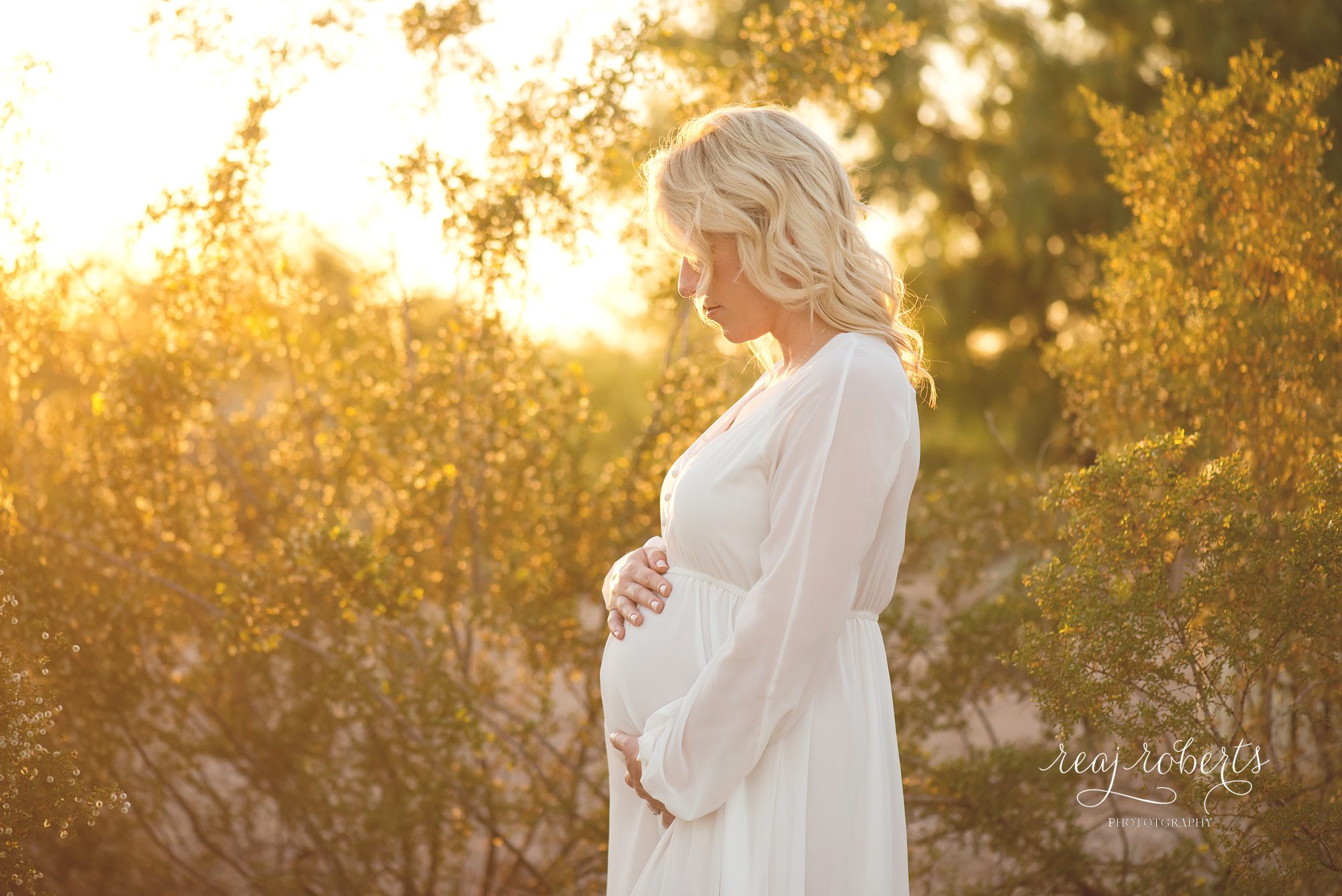 maternity pictures desert sunset | Reaj Roberts Photography