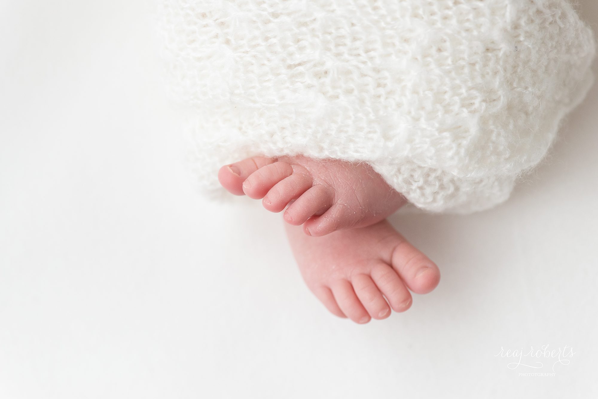 newborn baby toes swaddled in white simple poses | Reaj Roberts Photography | Phoenix, Arizona