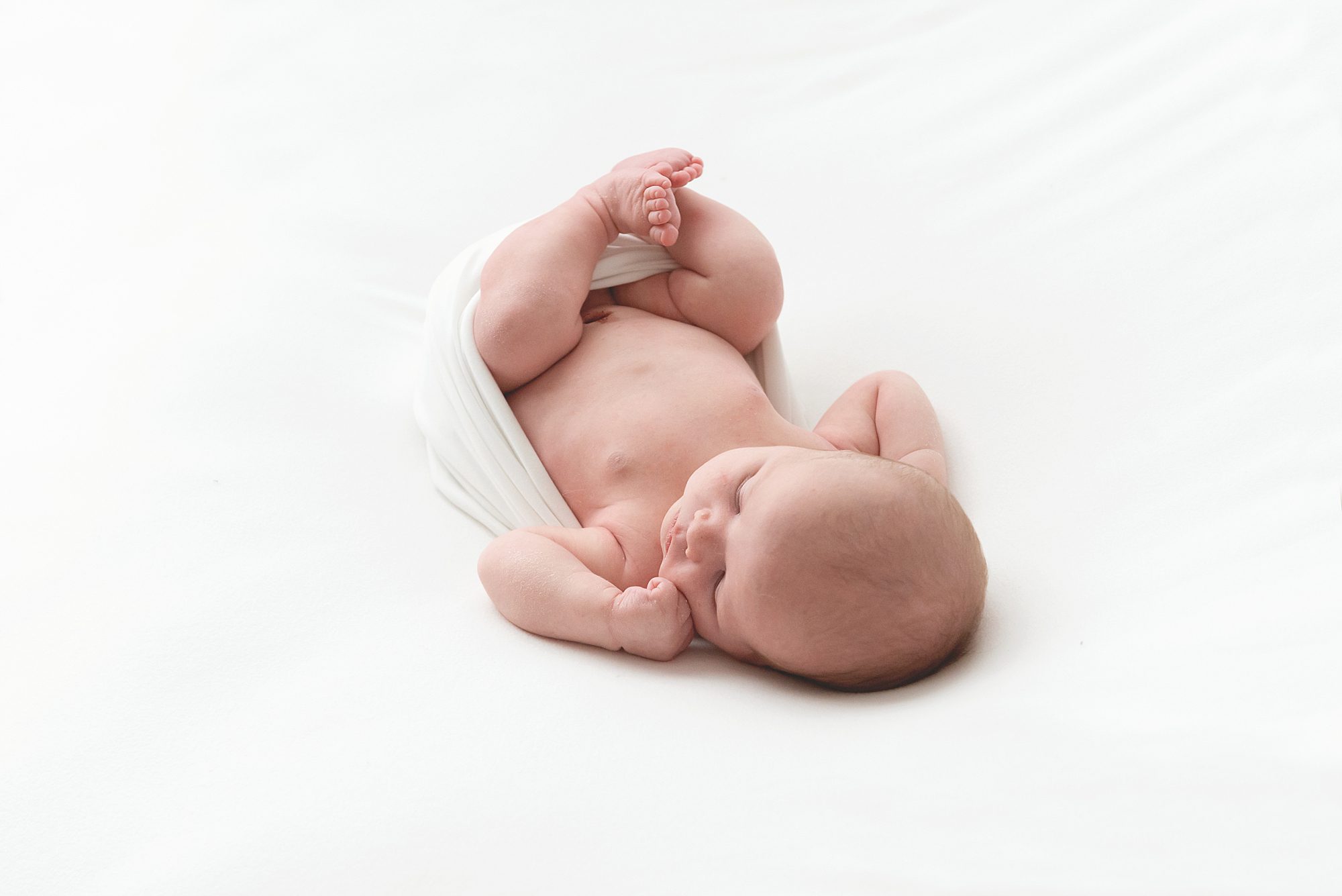 baby led newborn posing | Scottsdale newborn photographer | Reaj Roberts Photography