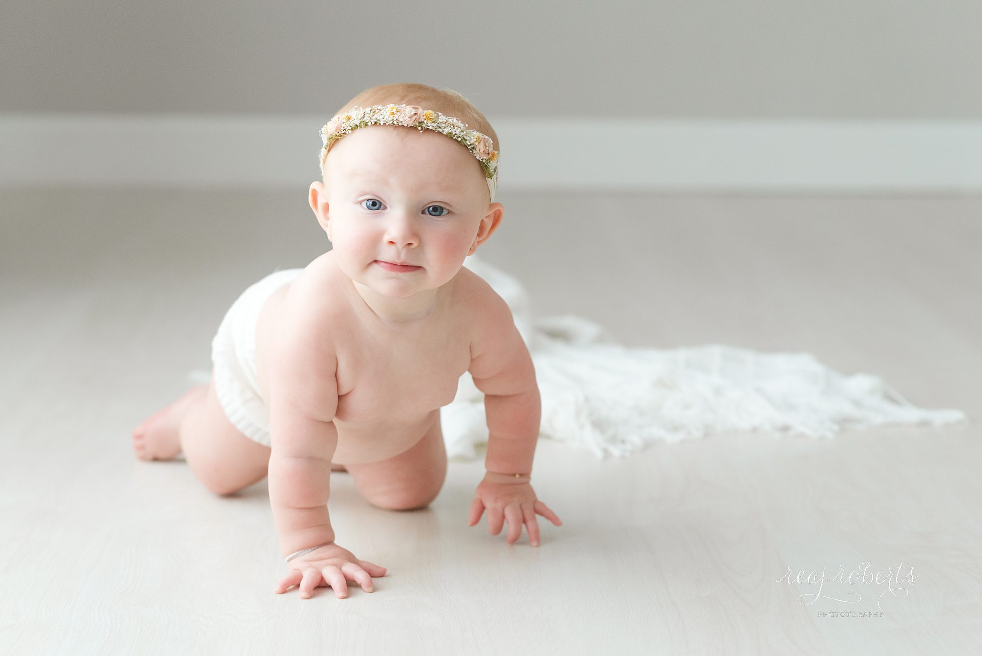 Baby girl crawling first birthday photos | Phoenix photographer Reaj Roberts Photography