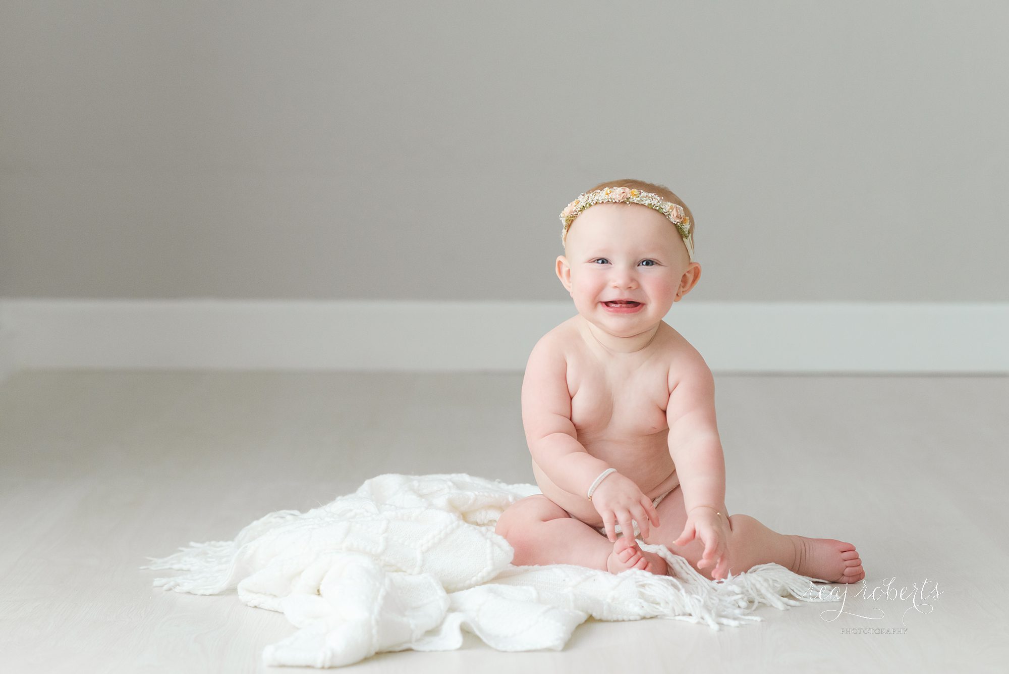 Simple first birthday photos baby girl smiling | Reaj Roberts Photography