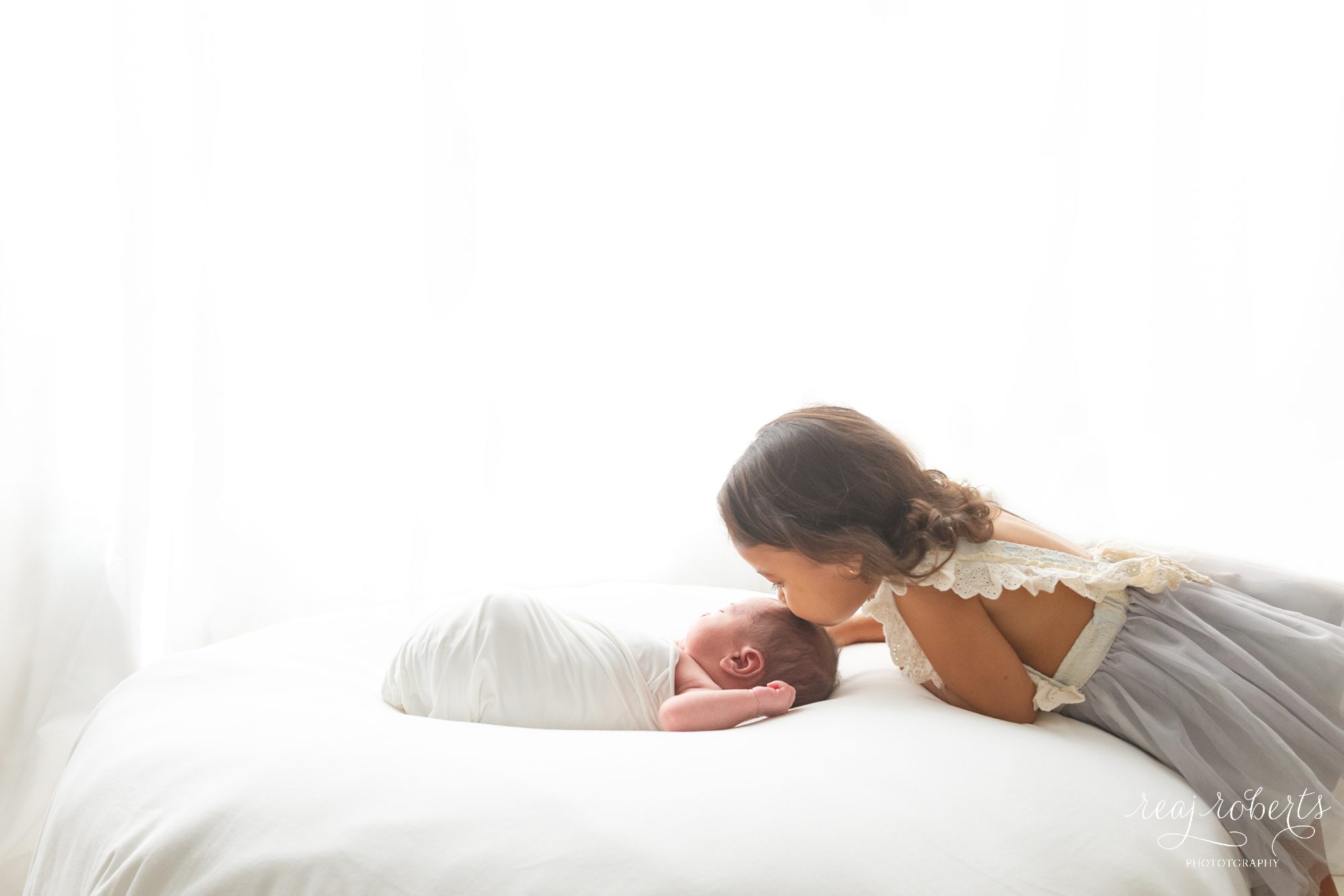 Phoenix newborn photographer sibling photos | Reaj Roberts Photography