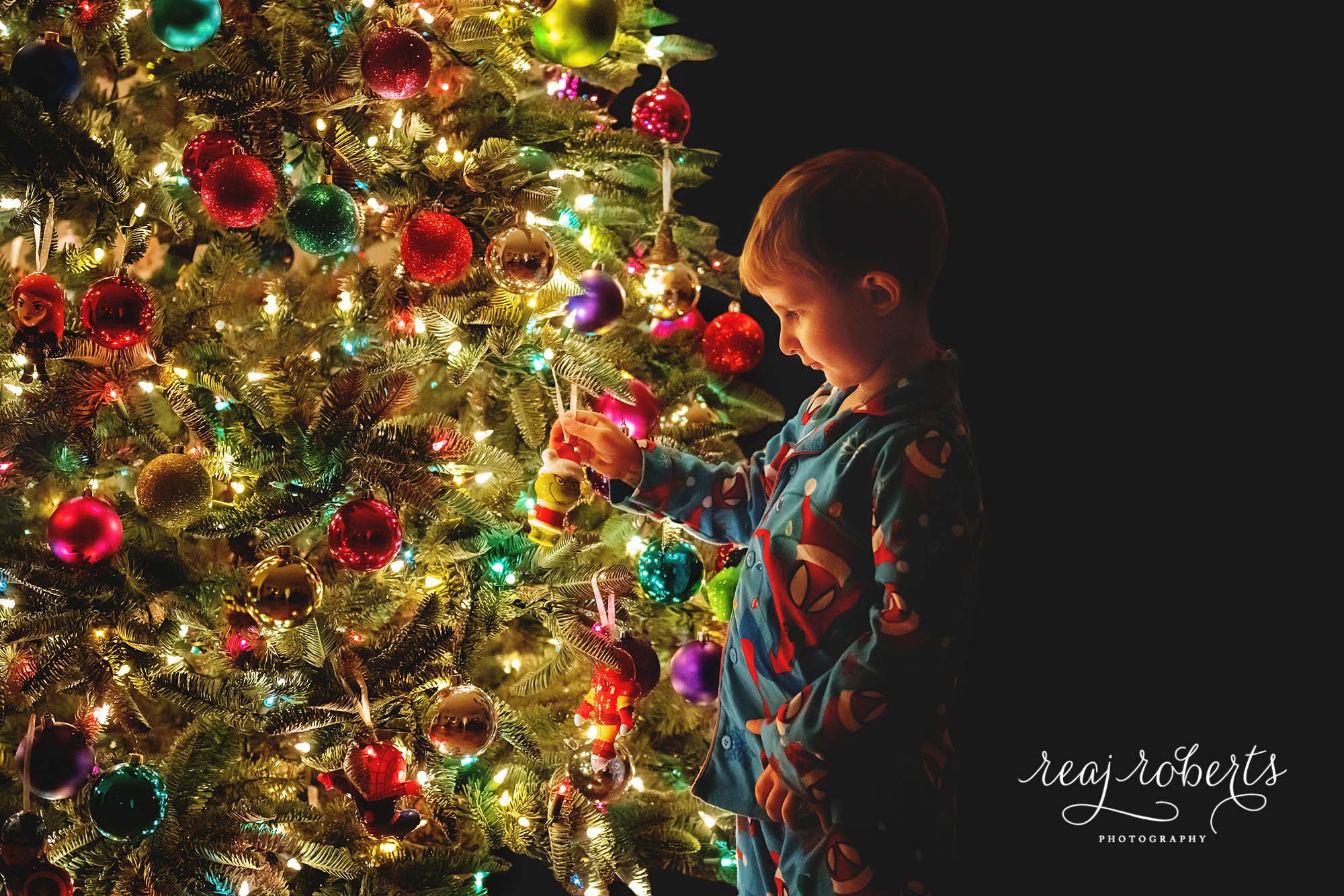 The magic of Christmas Christmas tree photos | Simply Sparkle Sessions by Reaj Roberts Photography