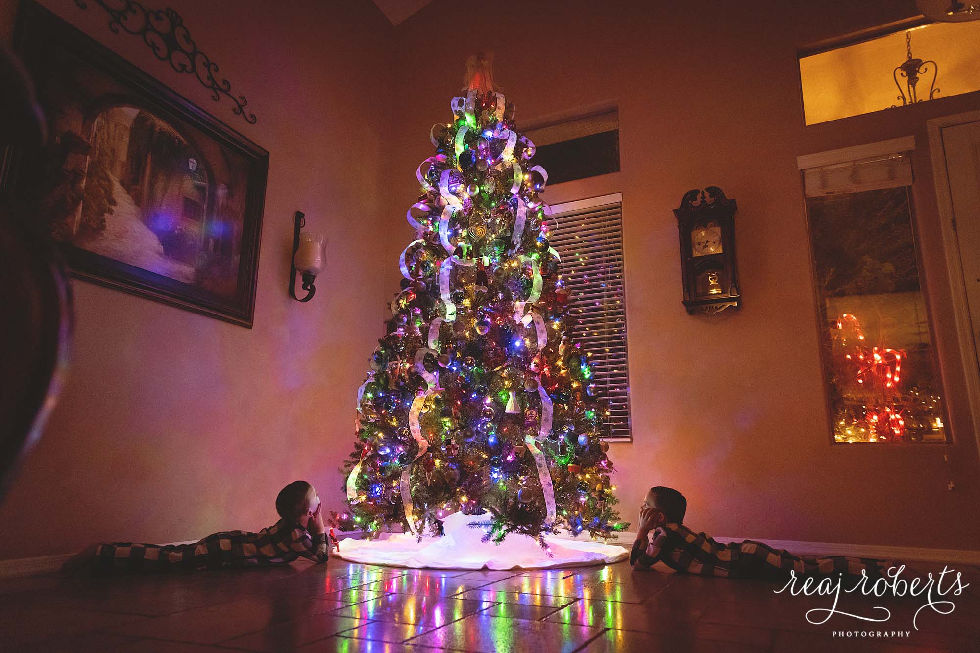 Christmas tree photos | Simply Sparkle Sessions by Reaj Roberts Photography