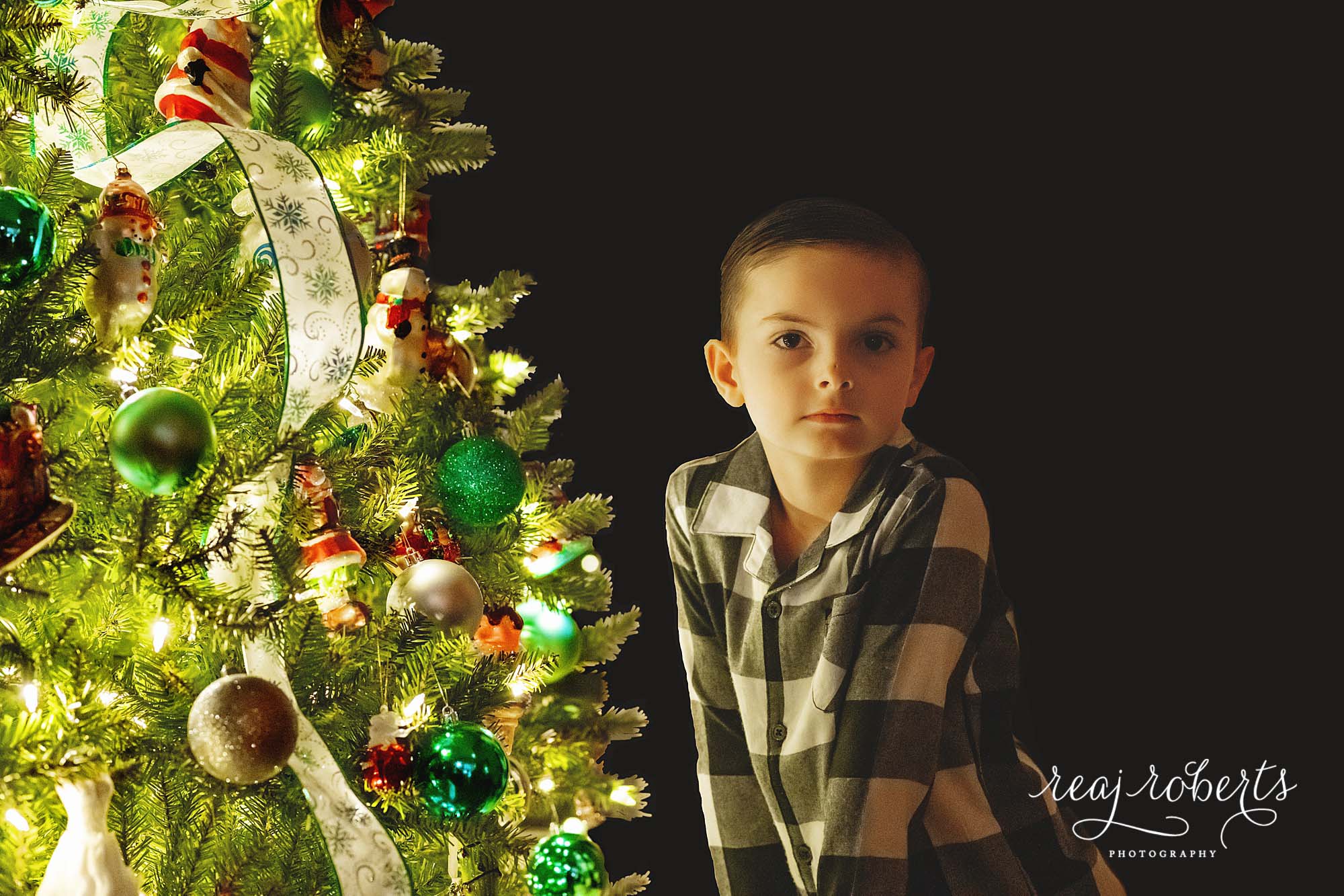 Christmas tree photos | Simply Sparkle Sessions by Reaj Roberts Photography