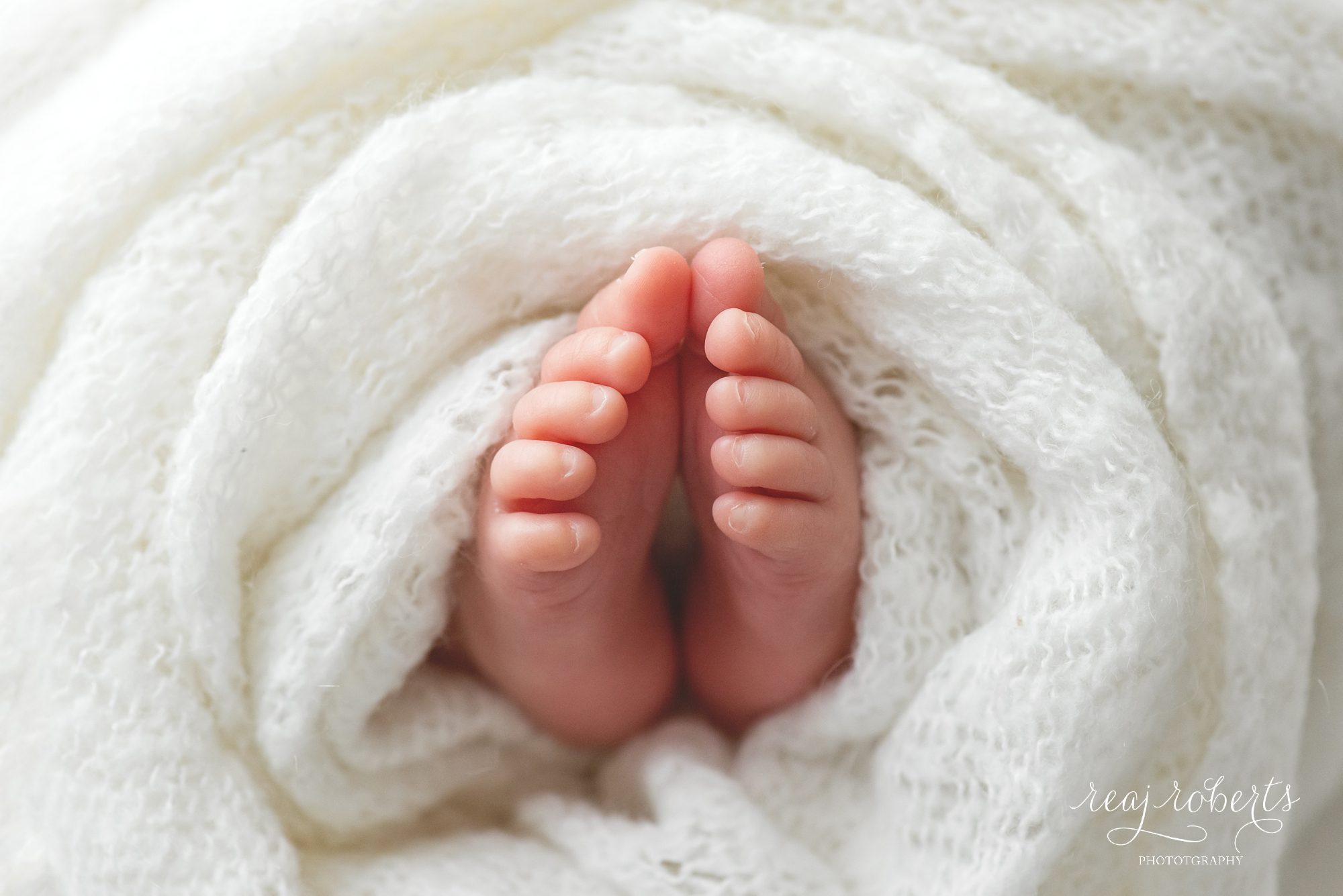 newborn baby toes tiny details | Reaj Roberts Photography